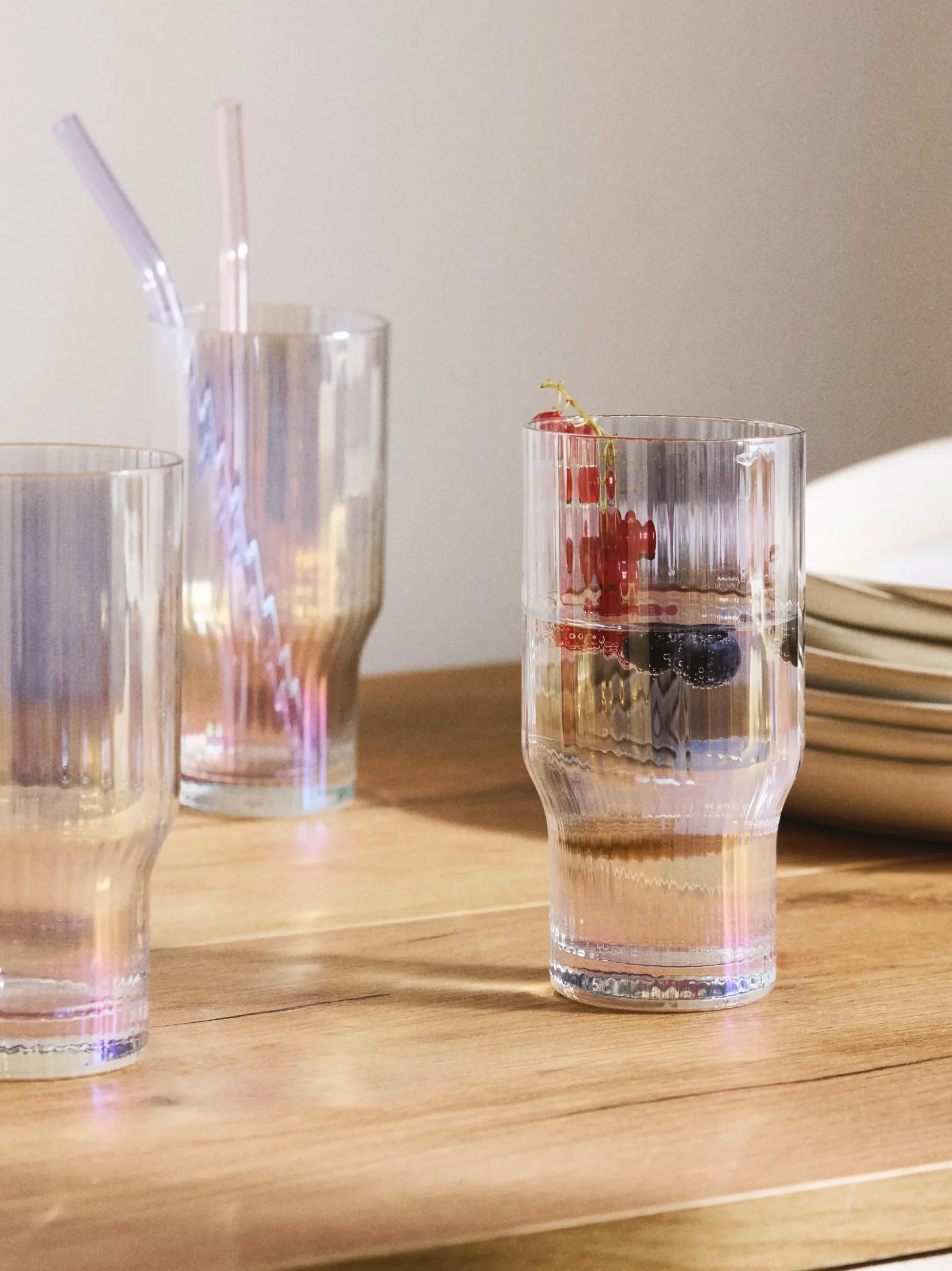 Bicchieri da long drink in vetro soffiato con millerighe iridescenti Juno, set da 4