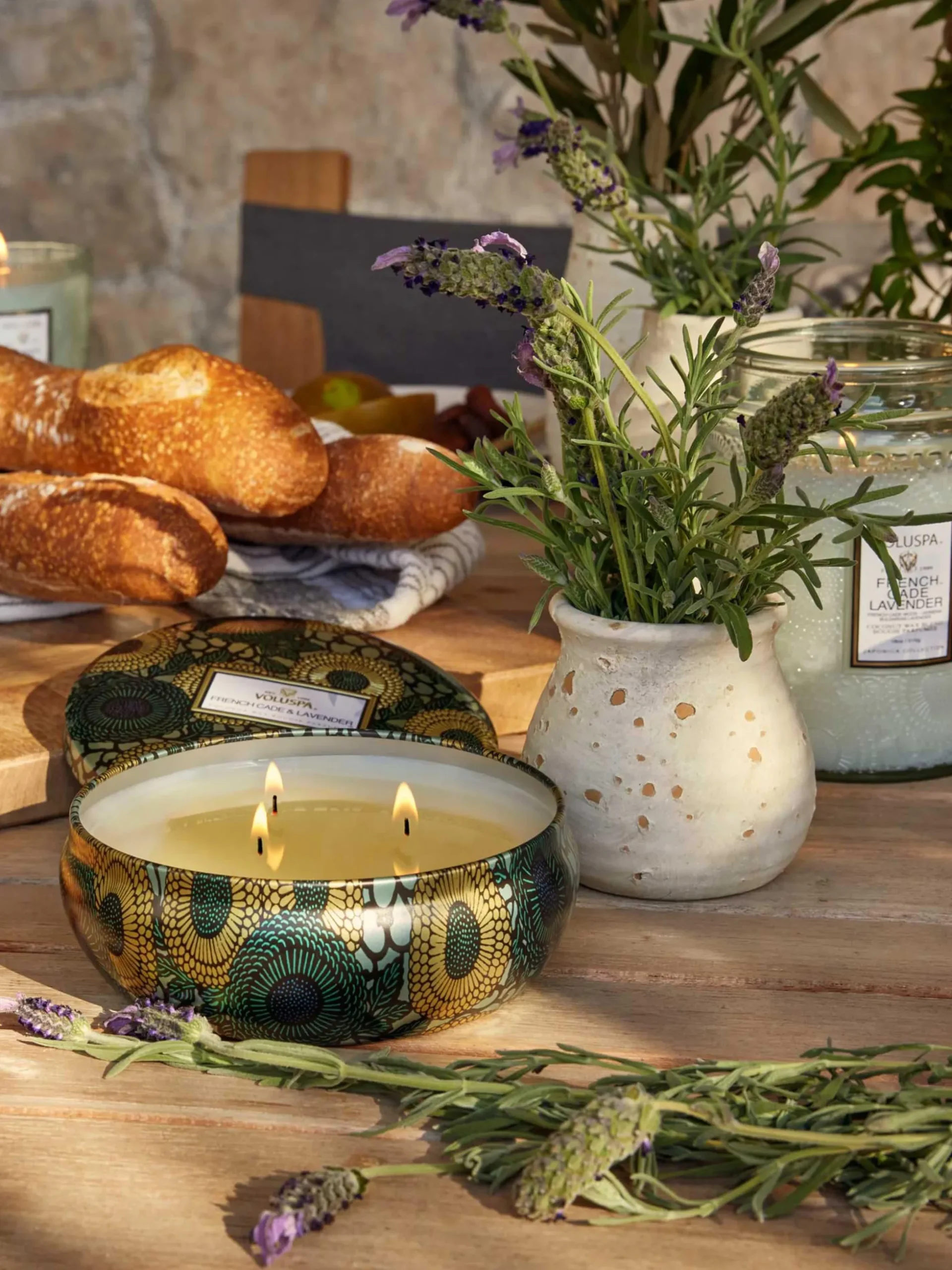 Candela profumata con tre stoppini fatta a mano Japonica Collection (legno di Cade, verbena e lavanda)
