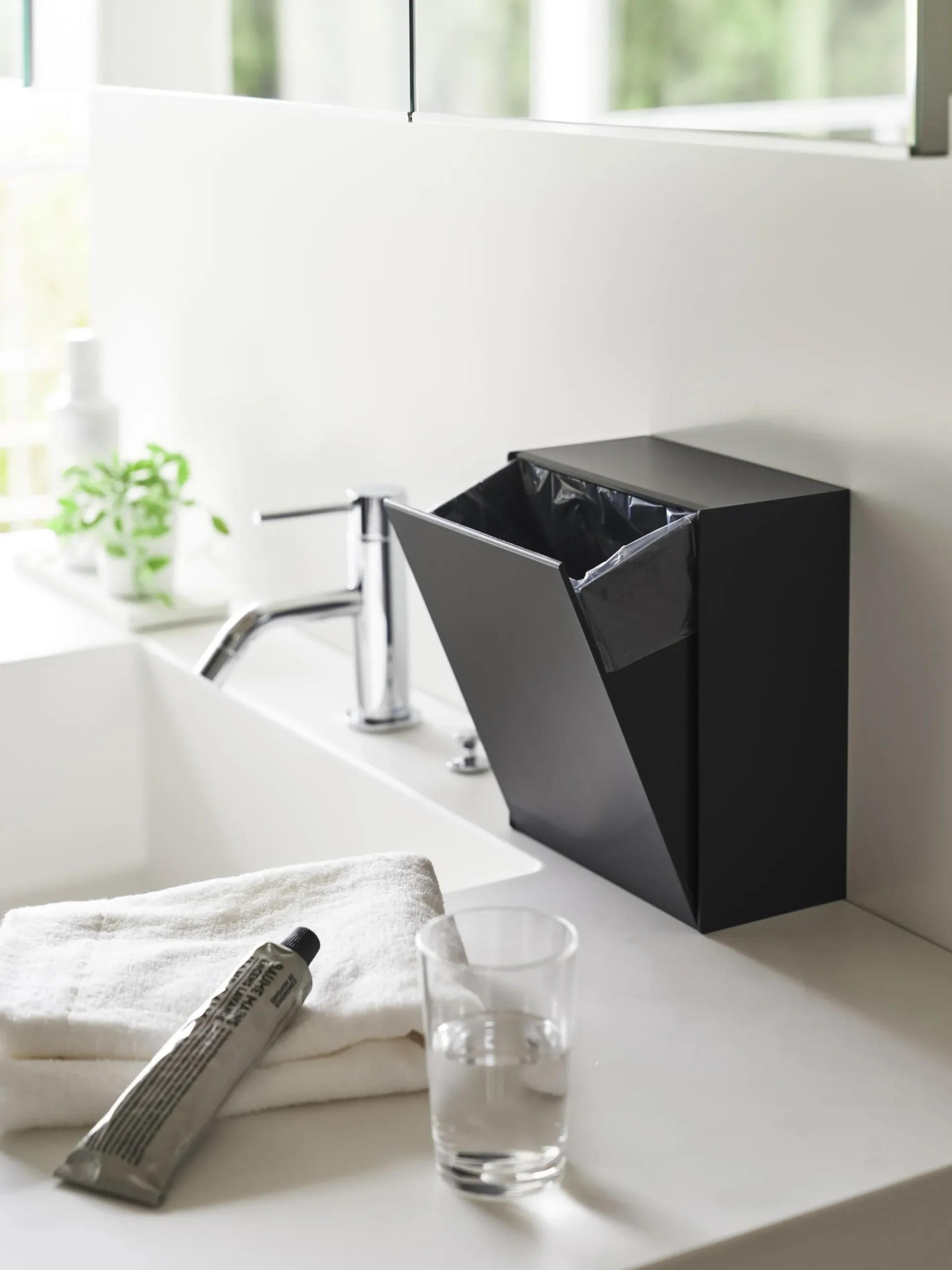 Cassetta storage con ganci adesivi Tower