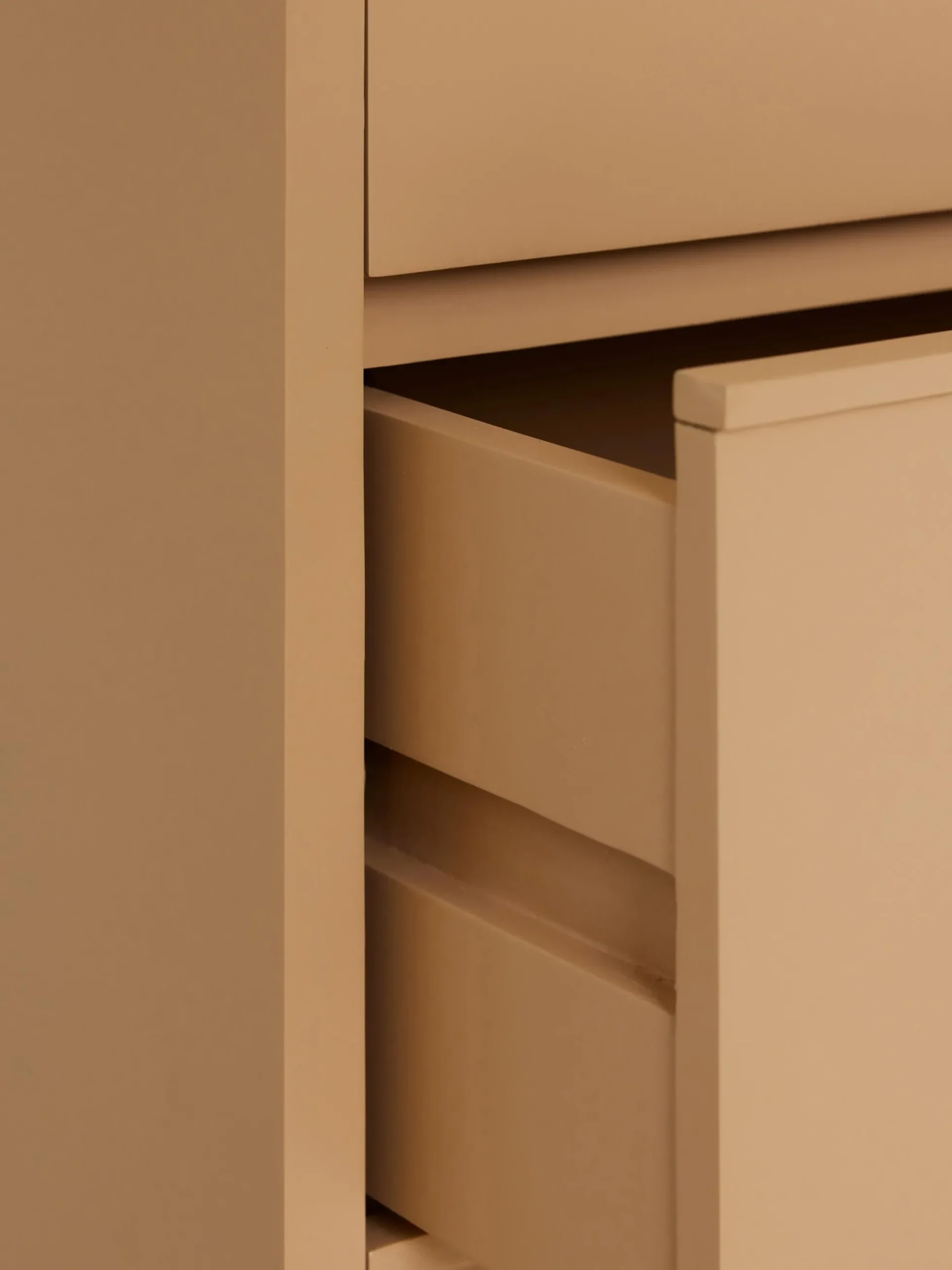 Cassettiera in legno Sungkai Space Age