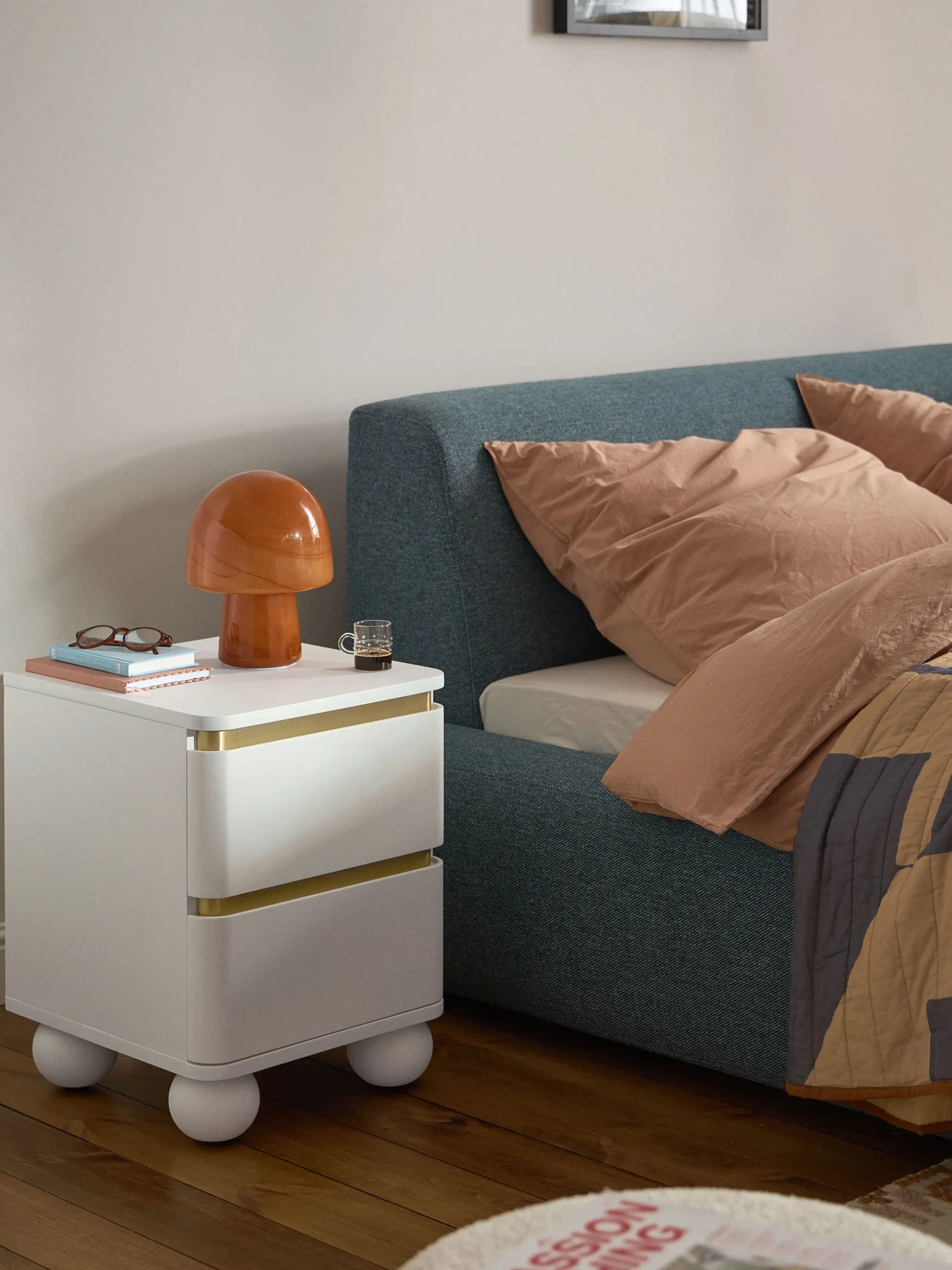 Comodino con piedini a sfera Bumba