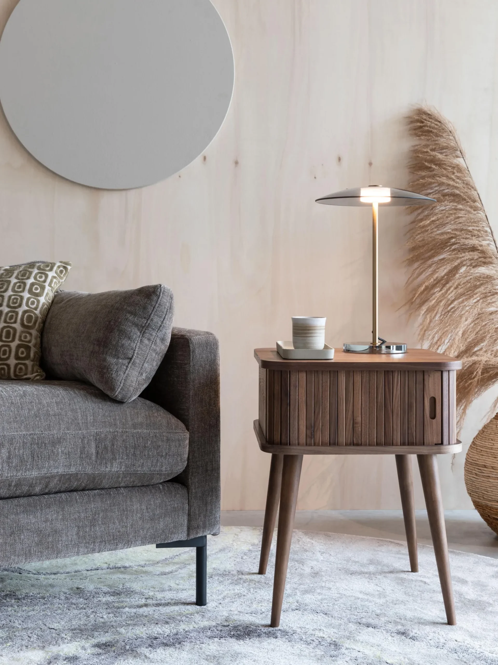 Comodino in legno con anta scorrevole e frontale scanalato Barbier