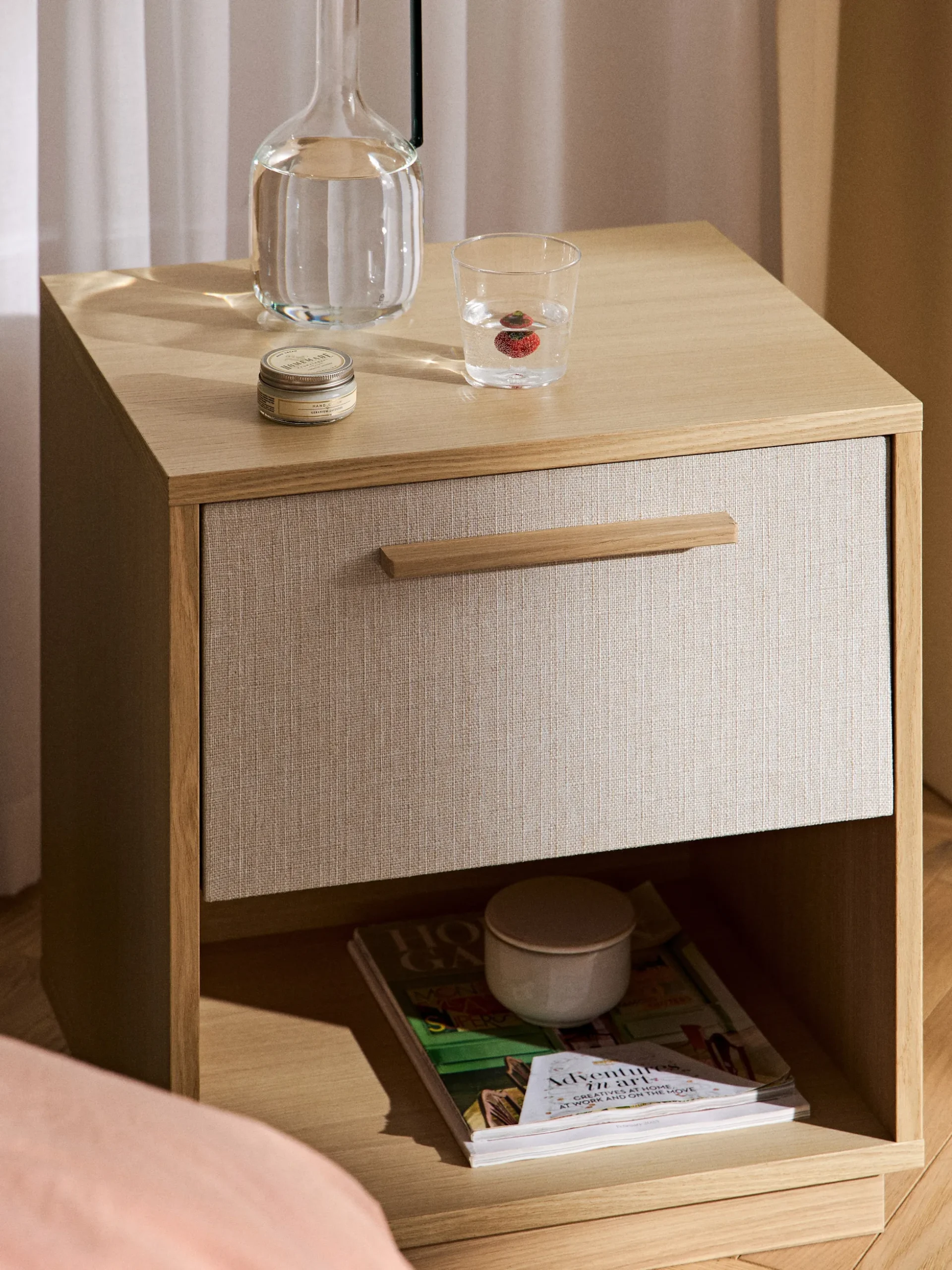 Comodino in legno con frontale imbottito Wisp