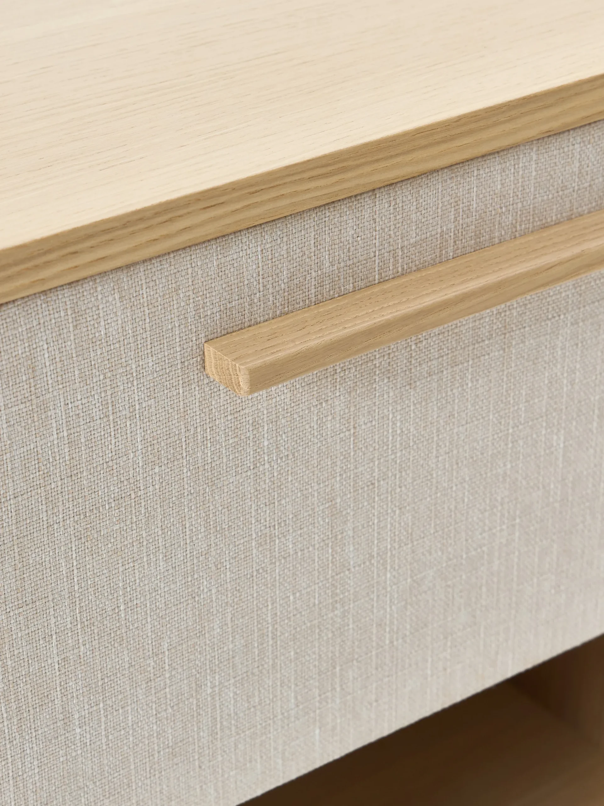 Comodino in legno con frontale imbottito Wisp