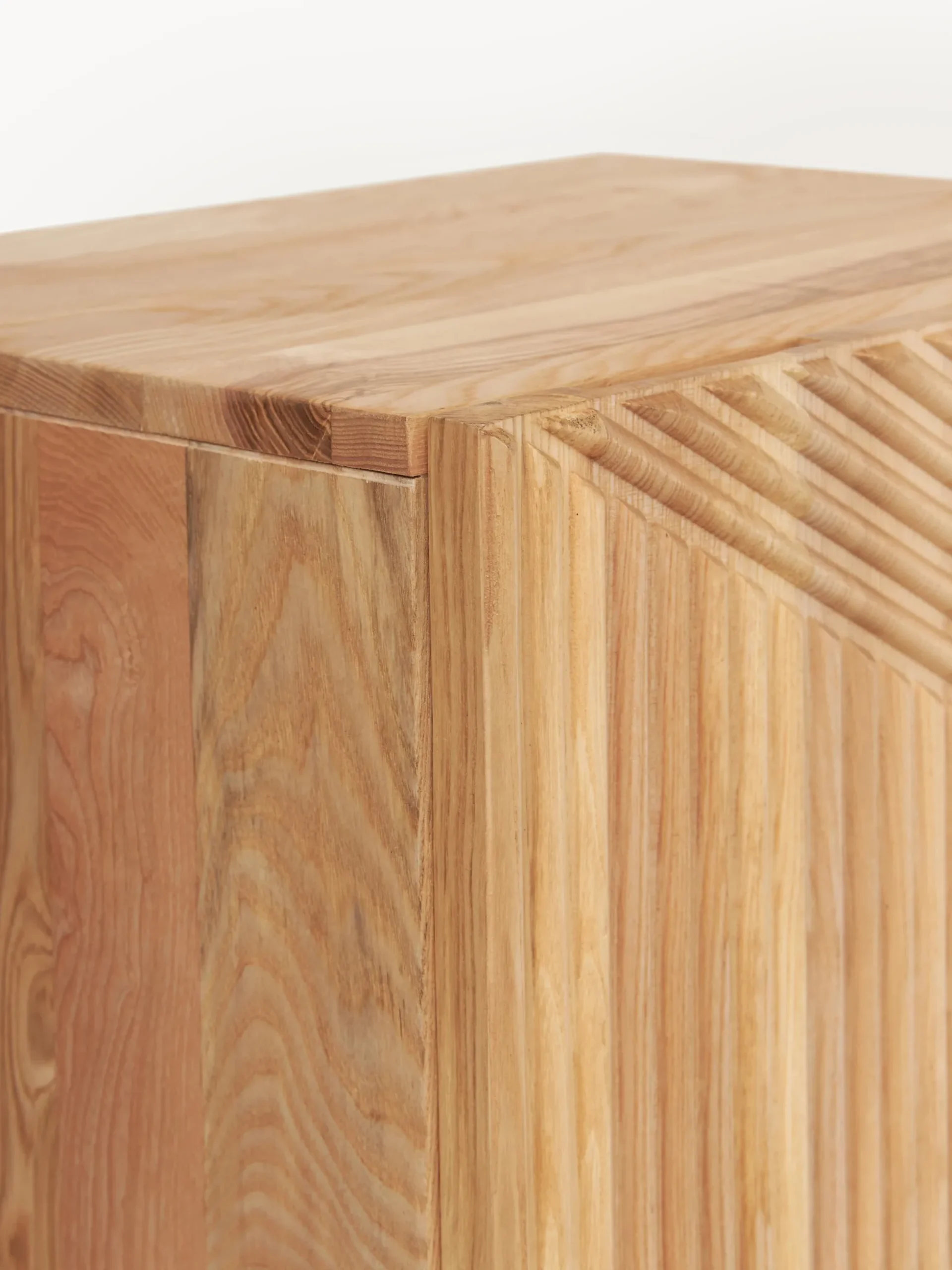 Comodino in legno di frassino Louis