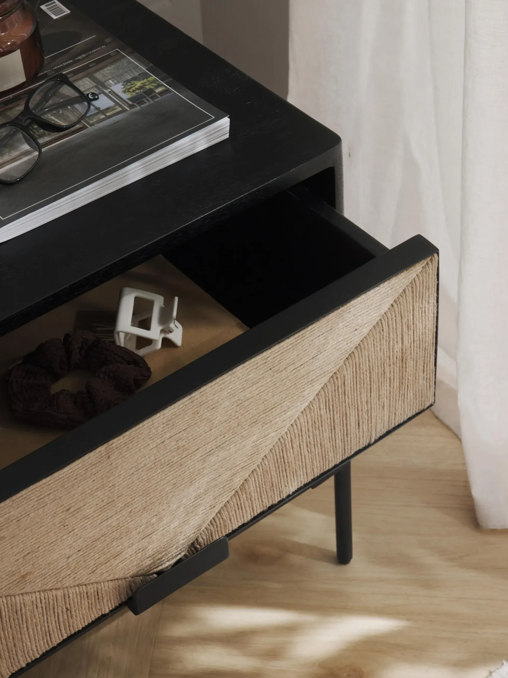 Comodino in legno di mango con cassetti June