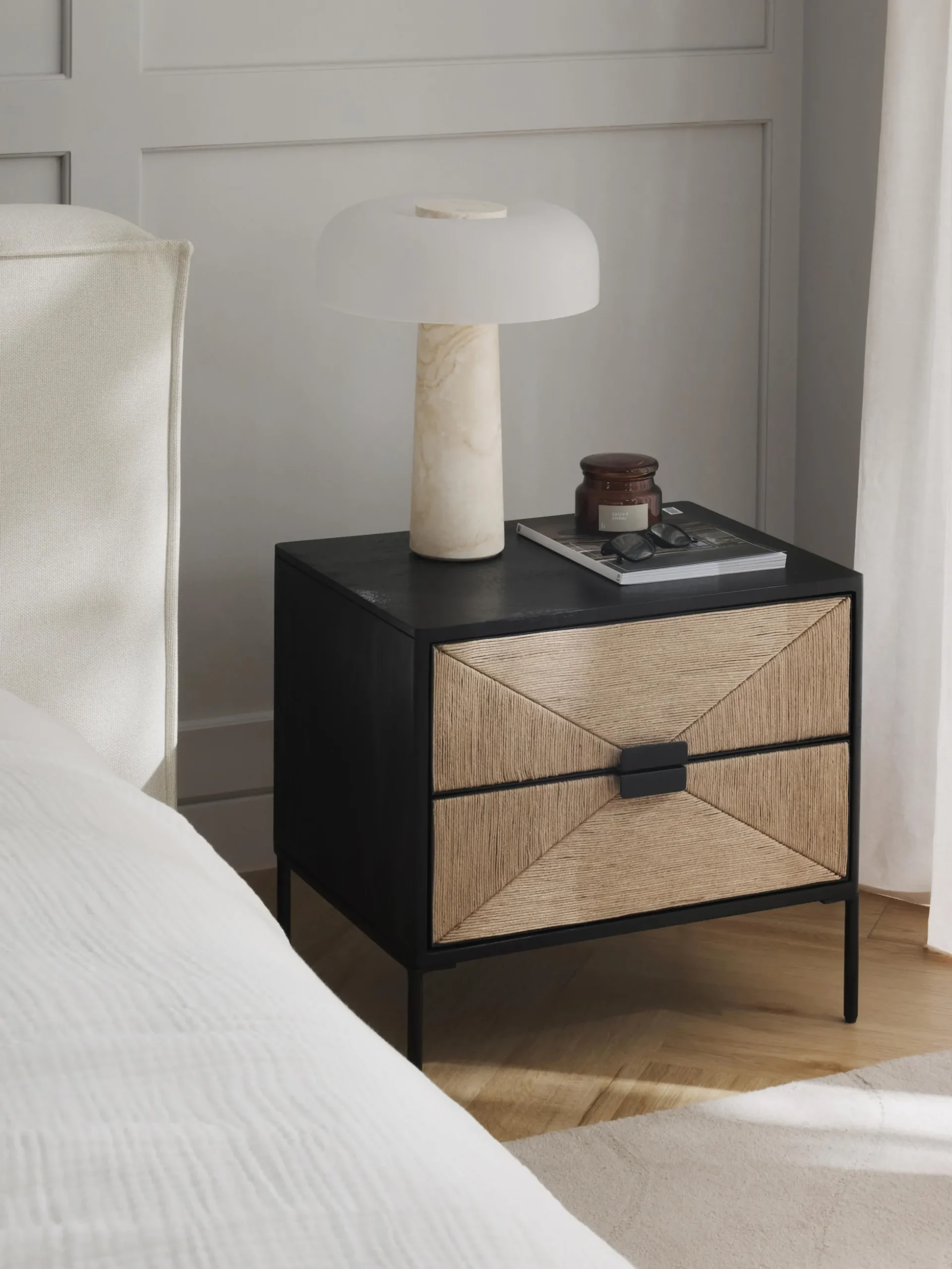 Comodino in legno di mango con cassetti June