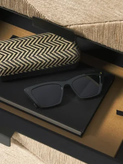 Comodino in legno di mango con cassetti June