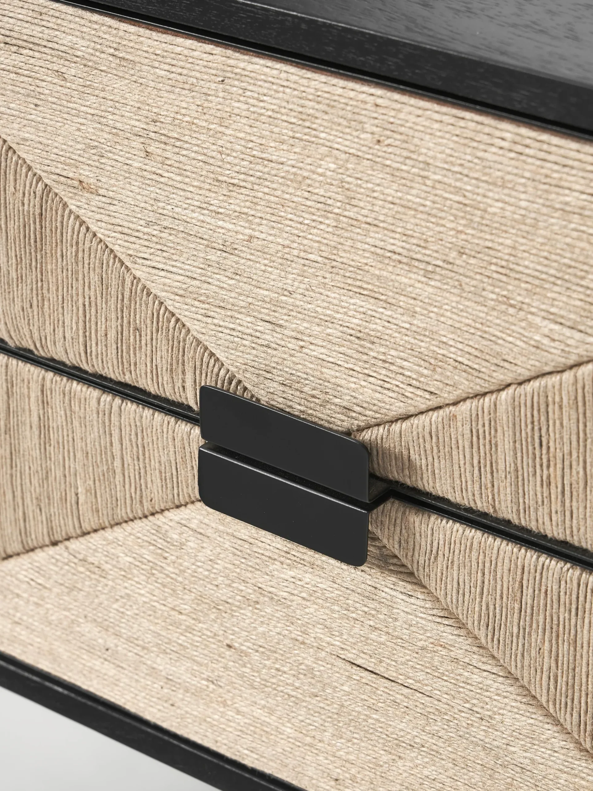Comodino in legno di mango con cassetti June