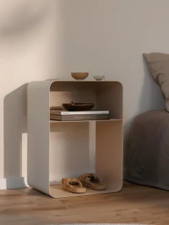 Comodino in metallo di design fatto a mano Damio