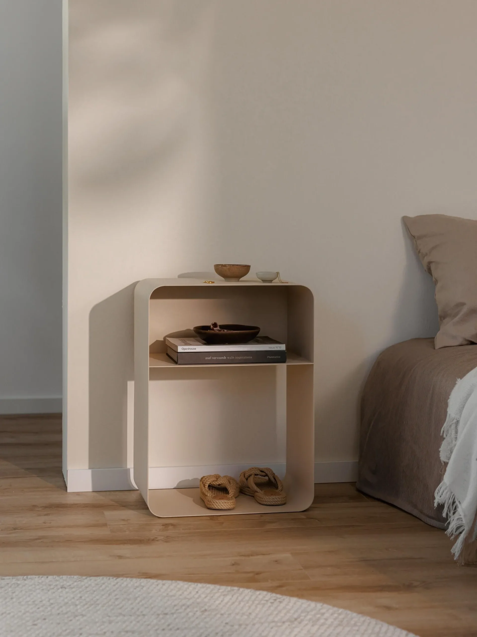 Comodino in metallo di design fatto a mano Damio