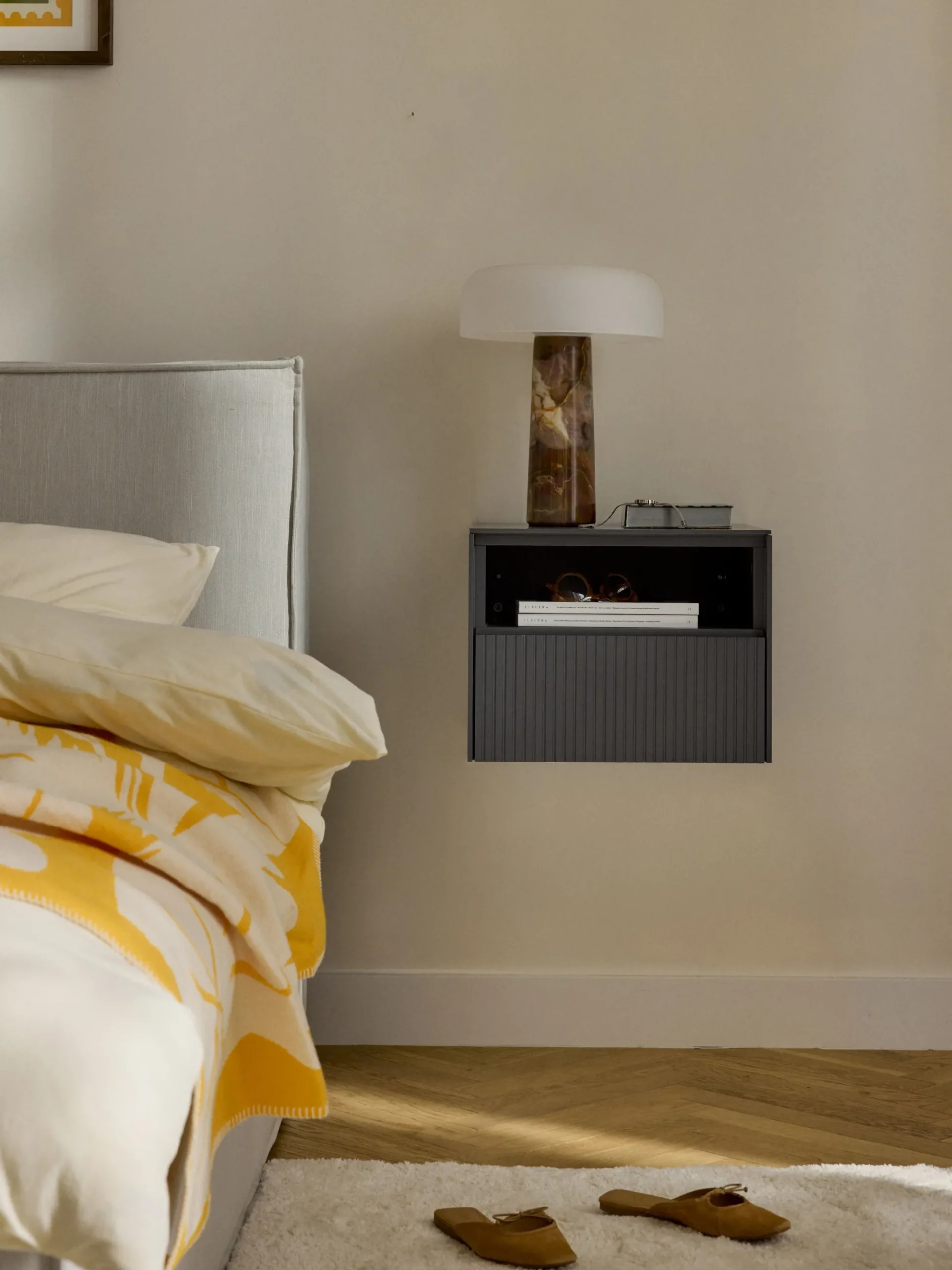Comodino con frontale scanalato Shea