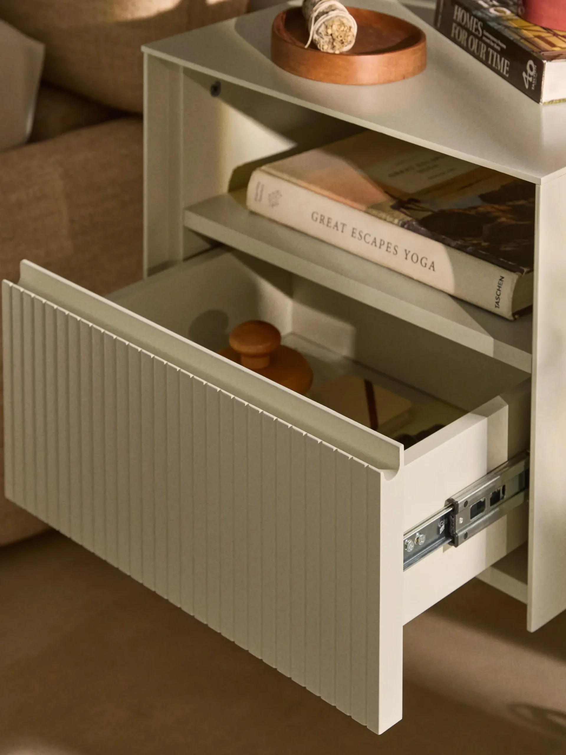 Comodino con frontale scanalato Shea