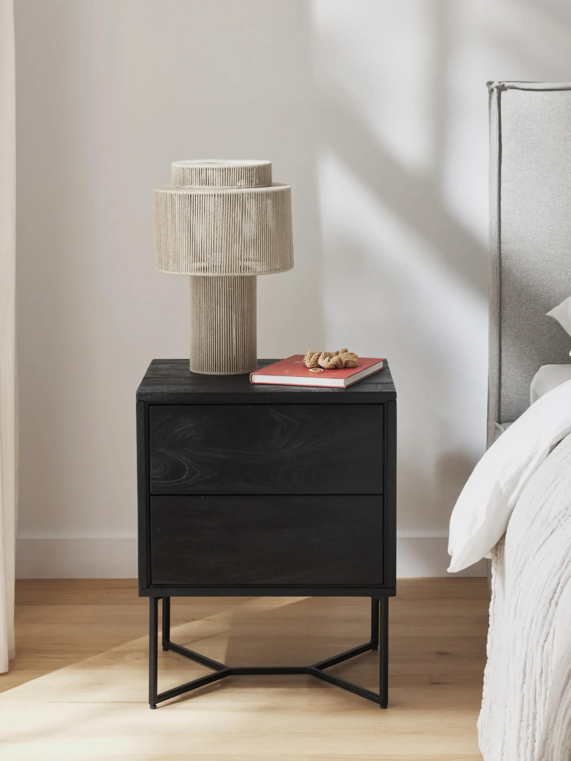 Comodino in legno di mango con cassetti Luca
