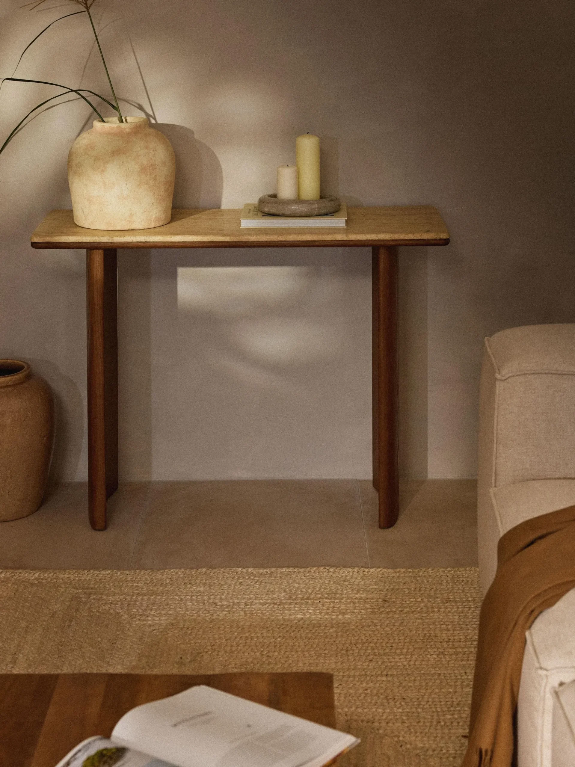 Consolle in legno di quercia con piano in travertino Chandler