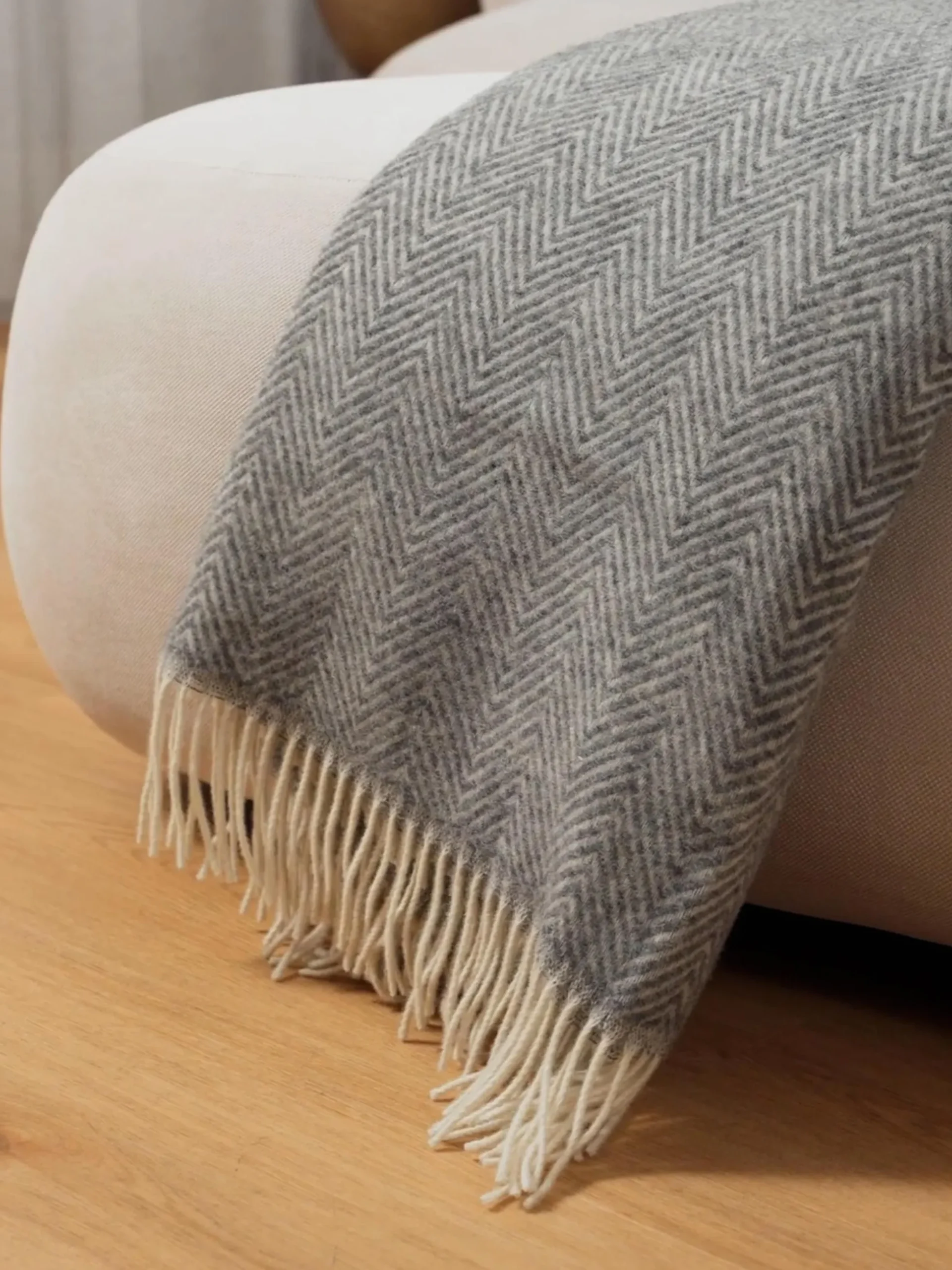 Coperta in lana con motivo a spina di pesce e frange Tyrol