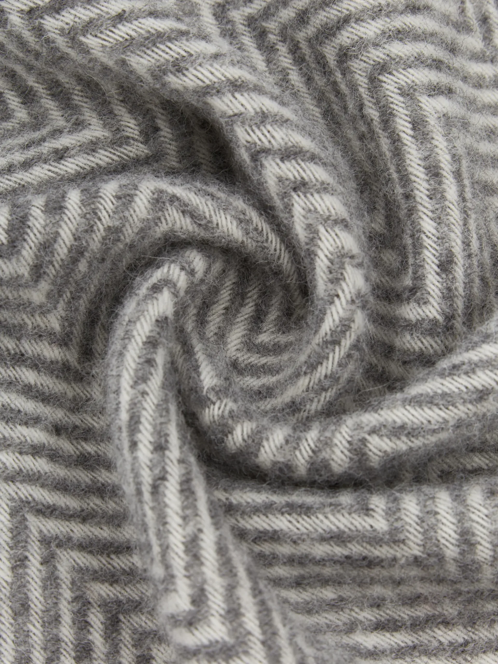 Coperta in lana con motivo a spina di pesce e frange Tyrol
