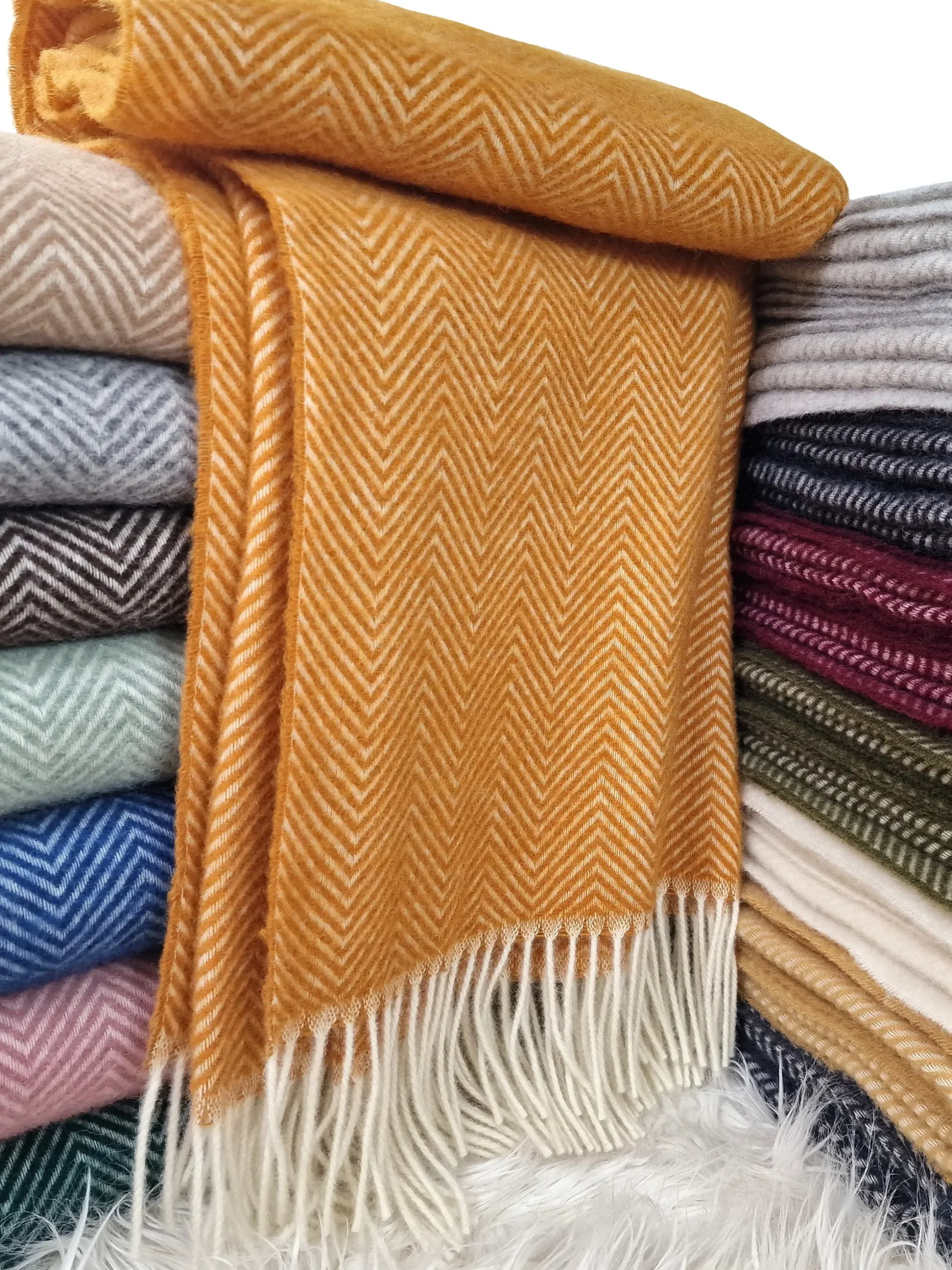 Coperta in lana con motivo a spina di pesce e frange Tyrol