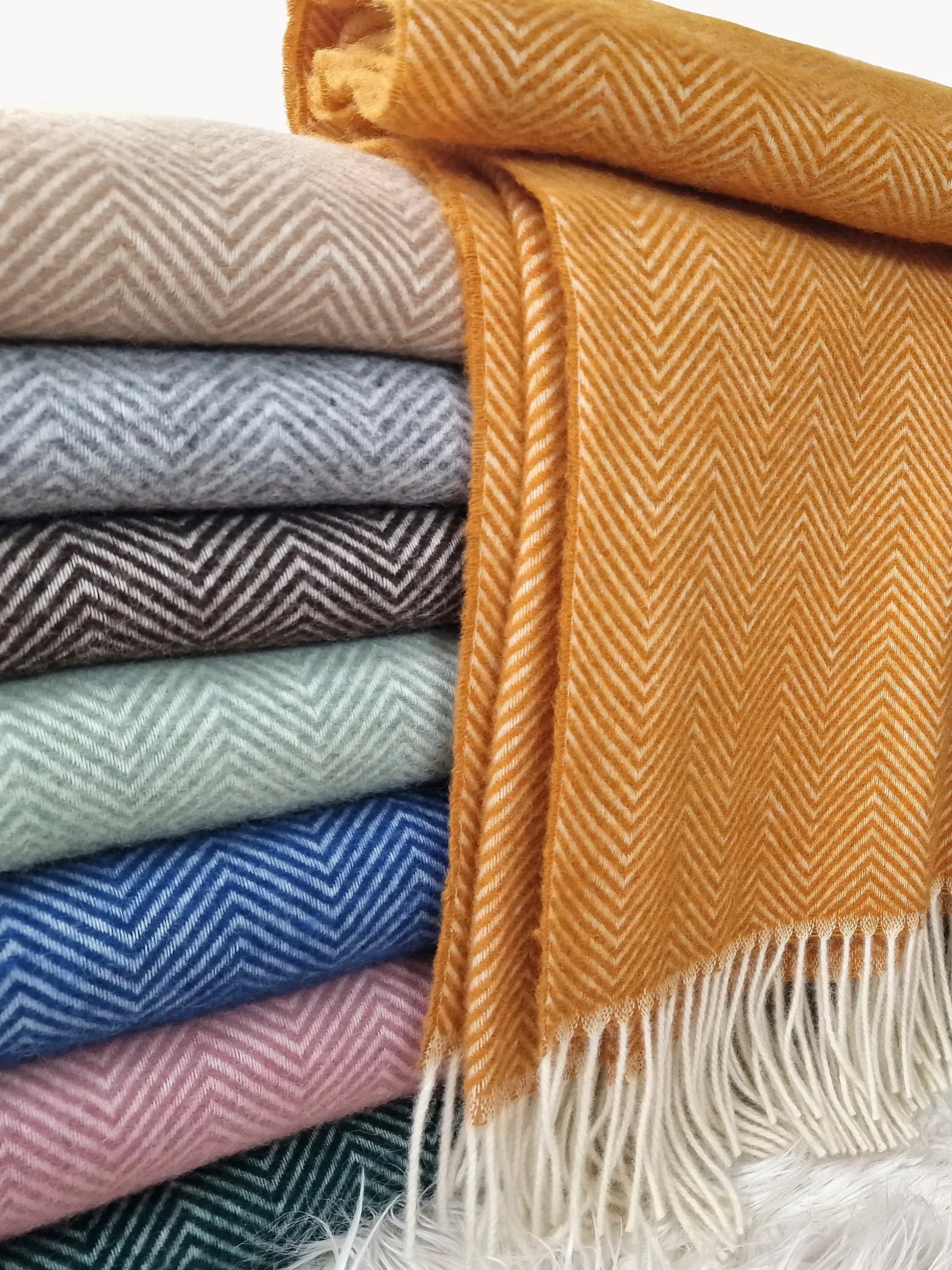 Coperta in lana con motivo a spina di pesce e frange Tyrol