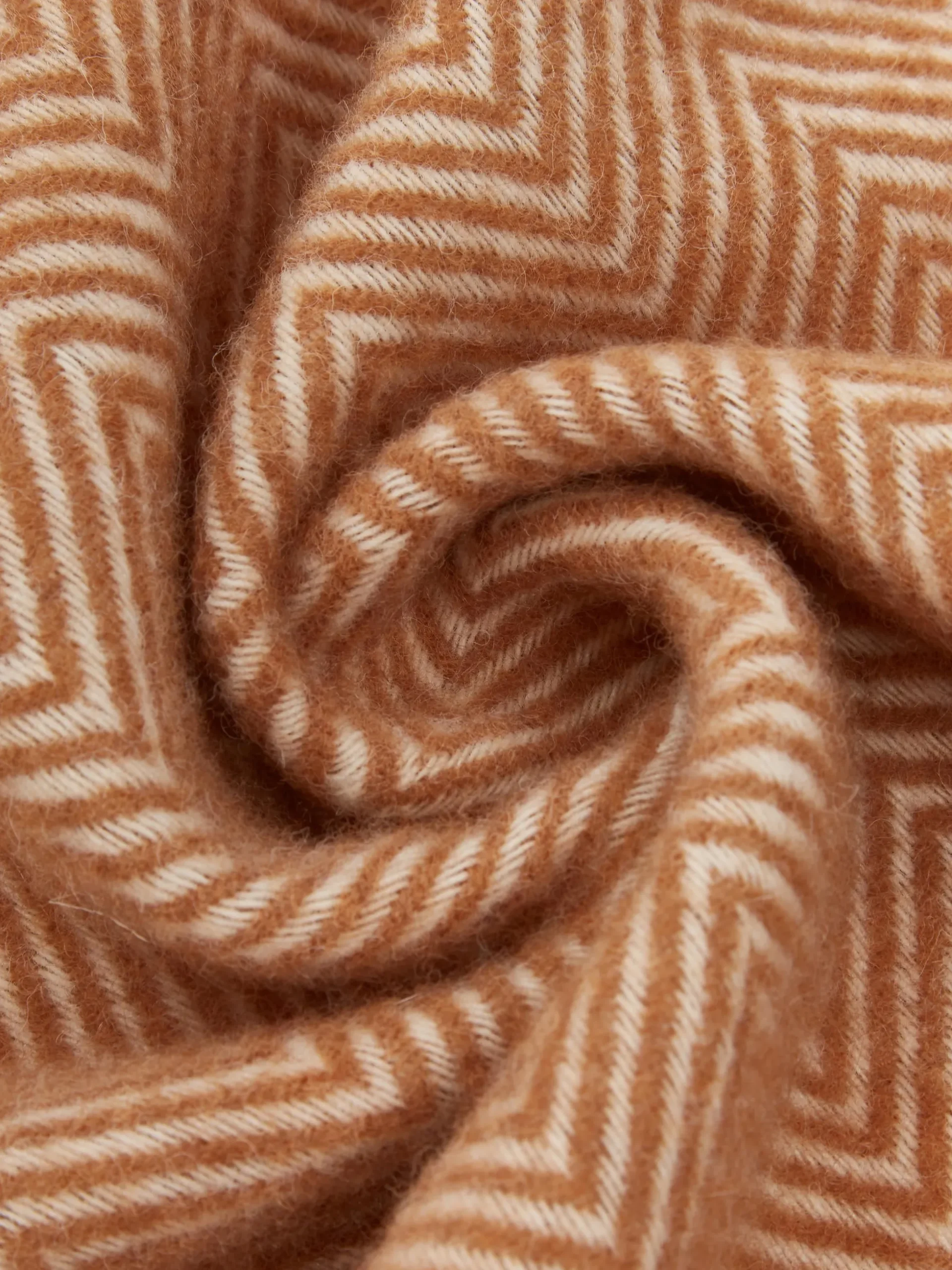 Coperta in lana con motivo a spina di pesce e frange Tyrol