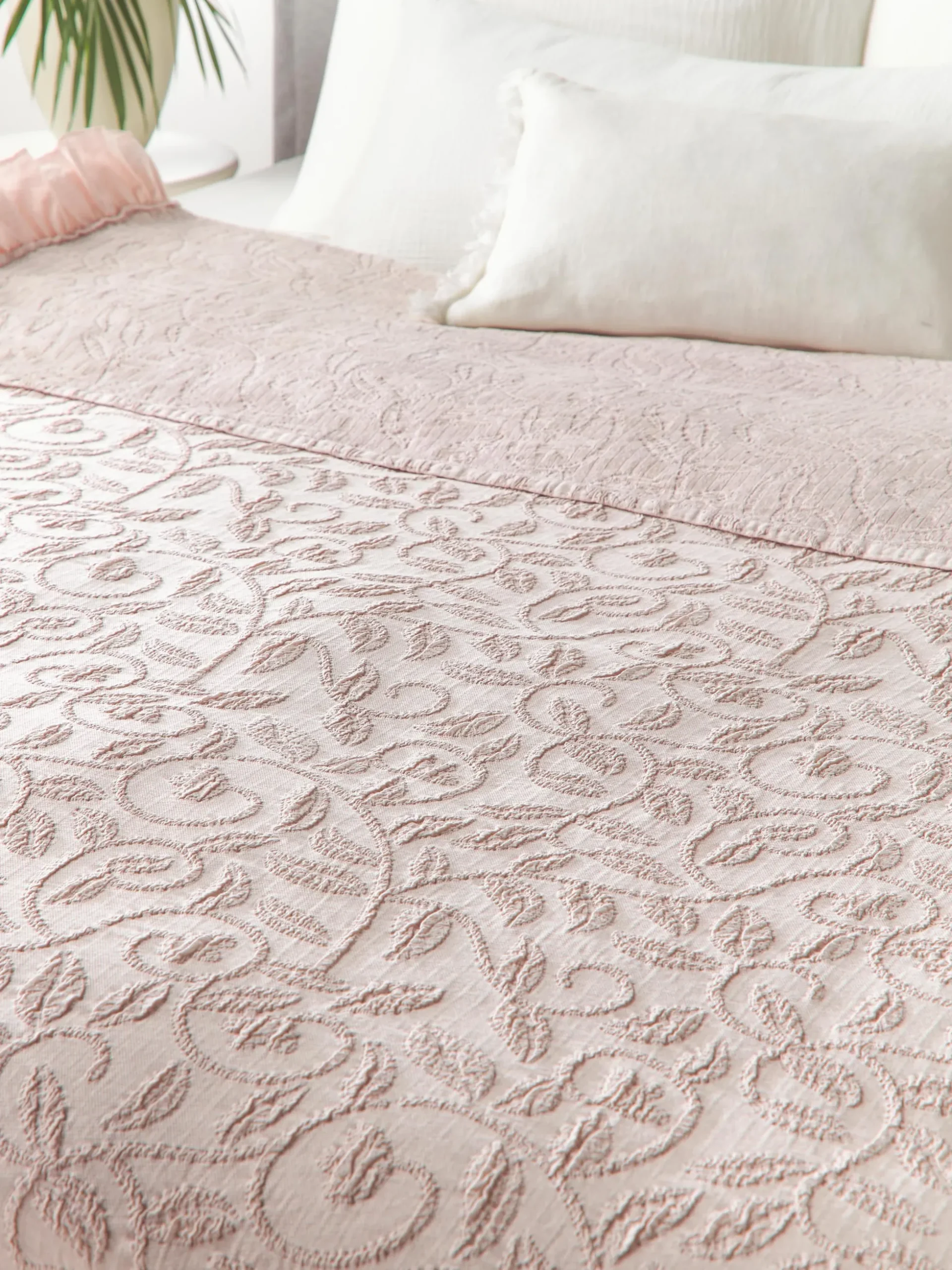 Copriletto in cotone strutturato con motivo floreale e volant Clara