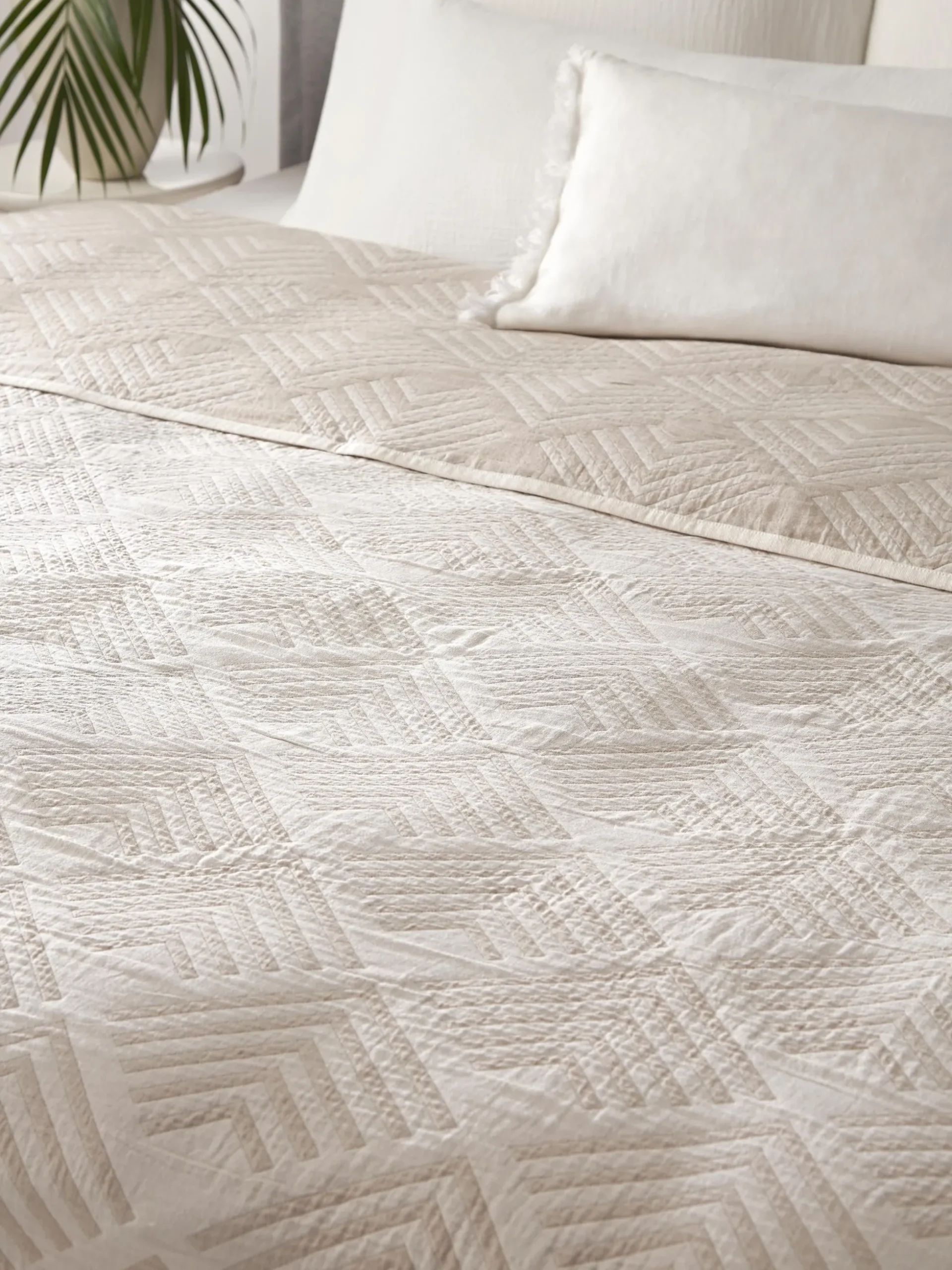 Copriletto jacquard con motivo grafico Milano