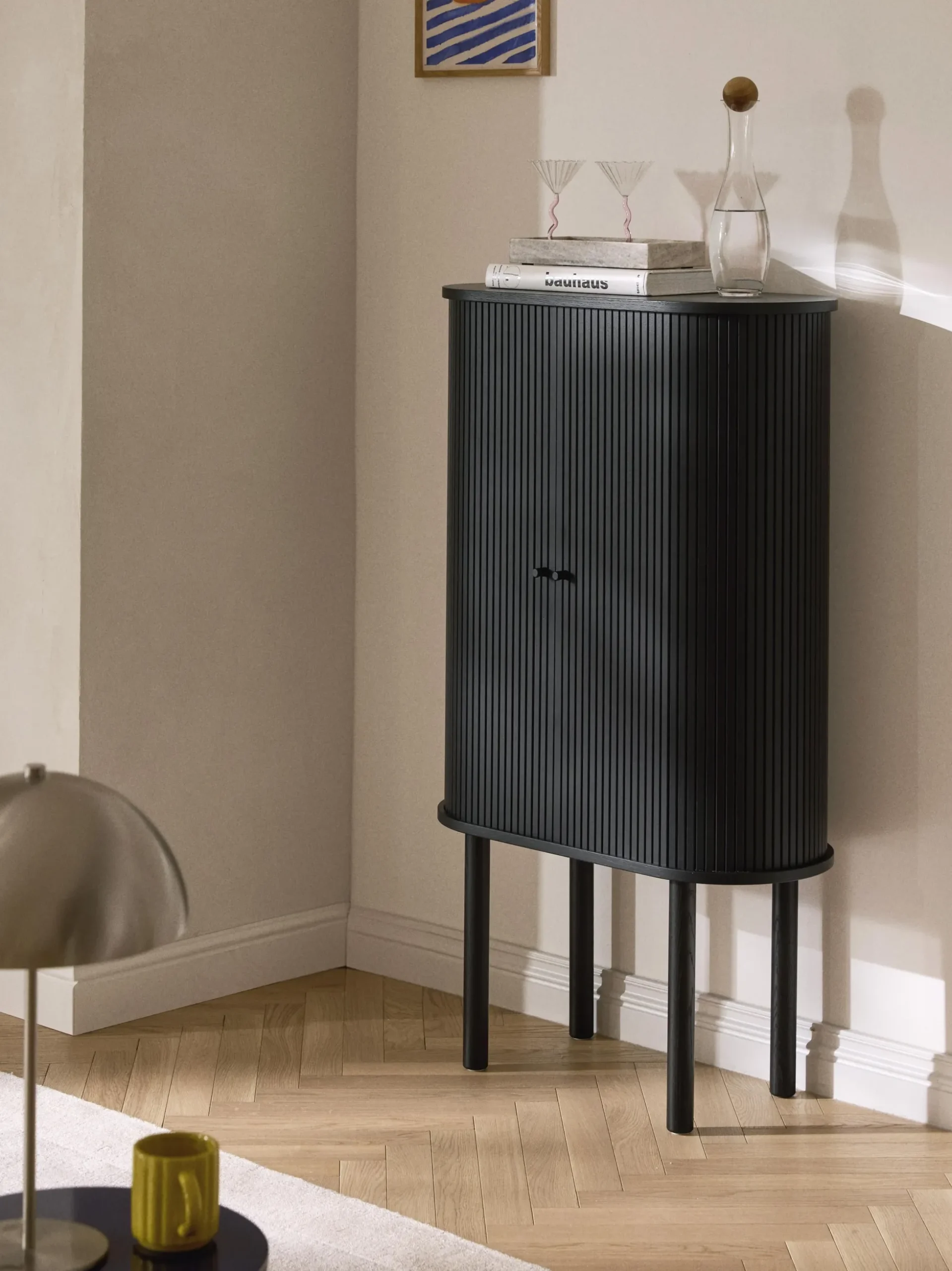 Credenza alta con frontale millerighe Calary