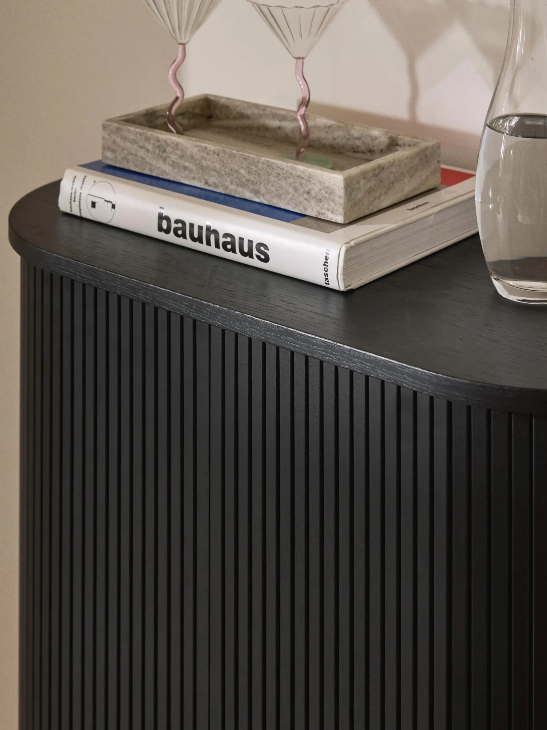Credenza alta con frontale millerighe Calary