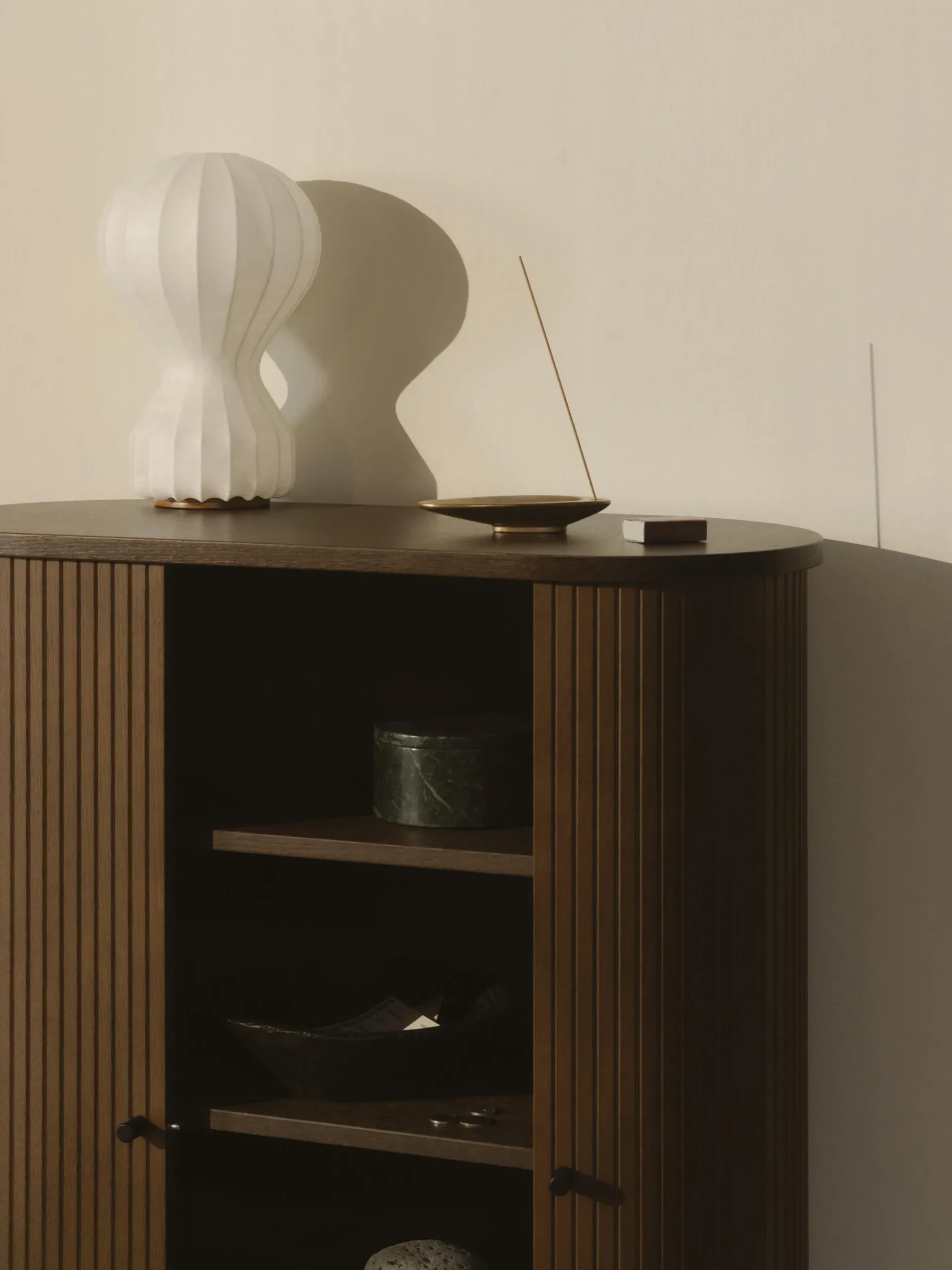 Credenza alta con frontale millerighe Calary