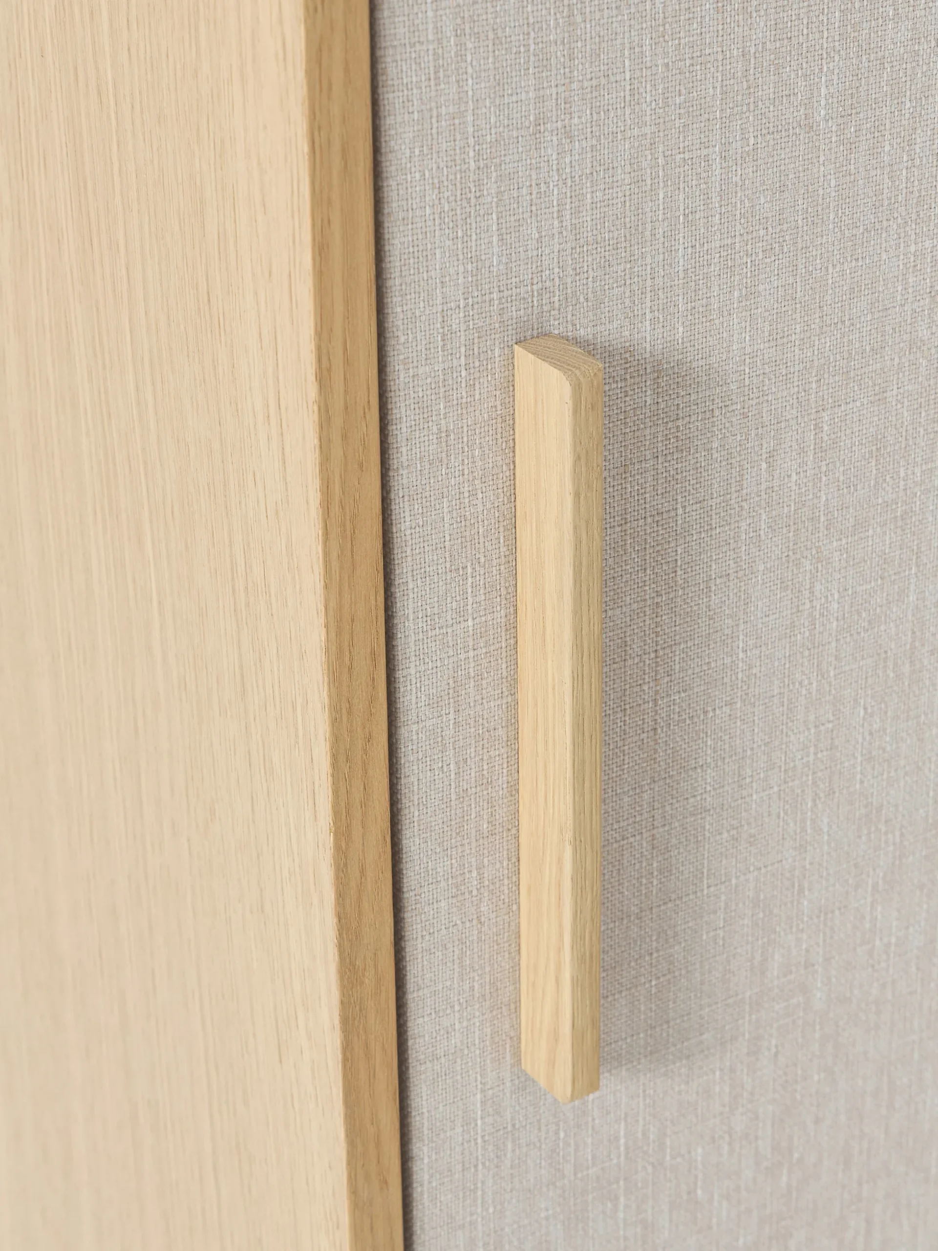 Credenza alta in legno con frontale imbottito Wisp