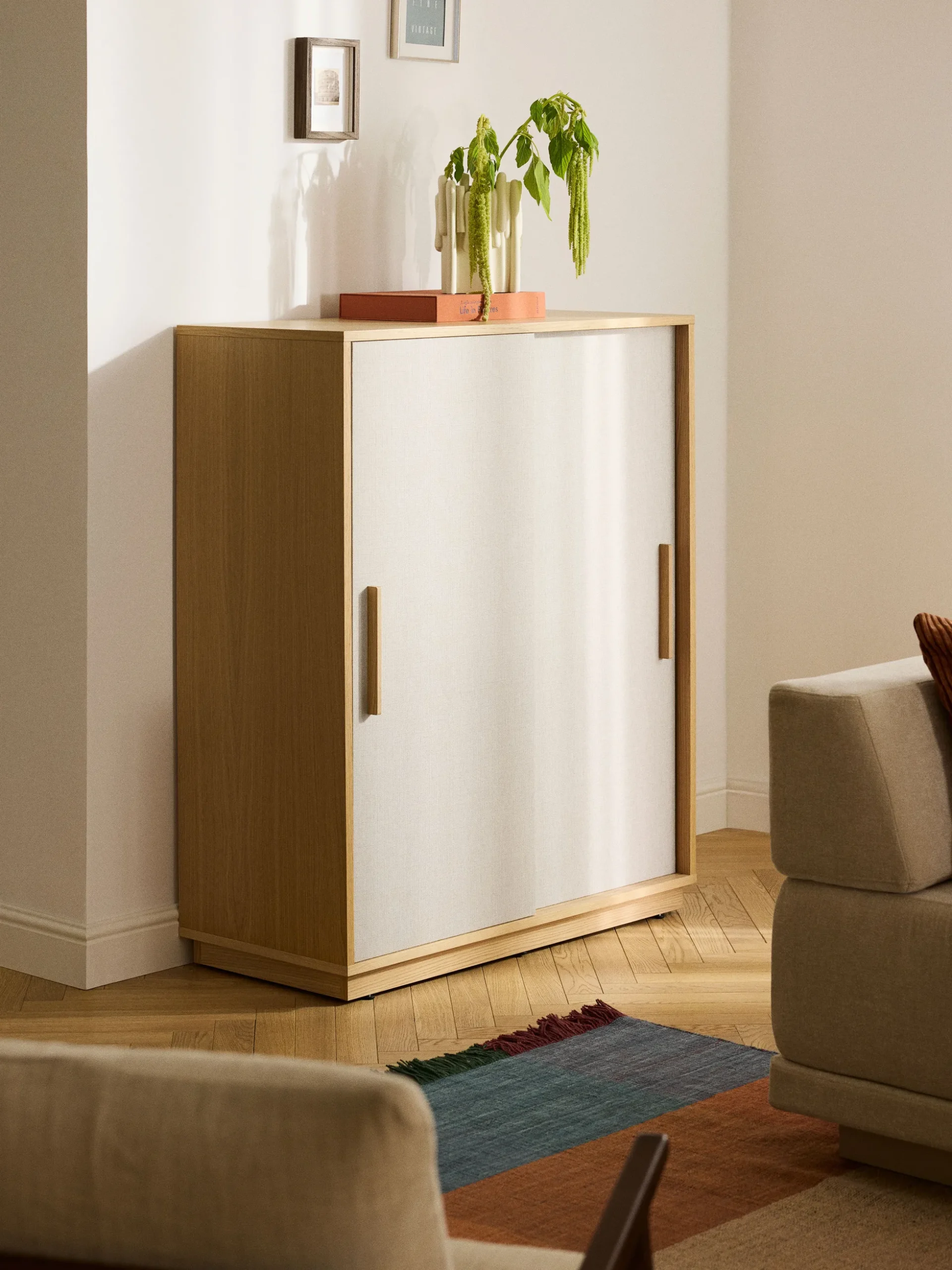 Credenza alta in legno con frontale imbottito Wisp