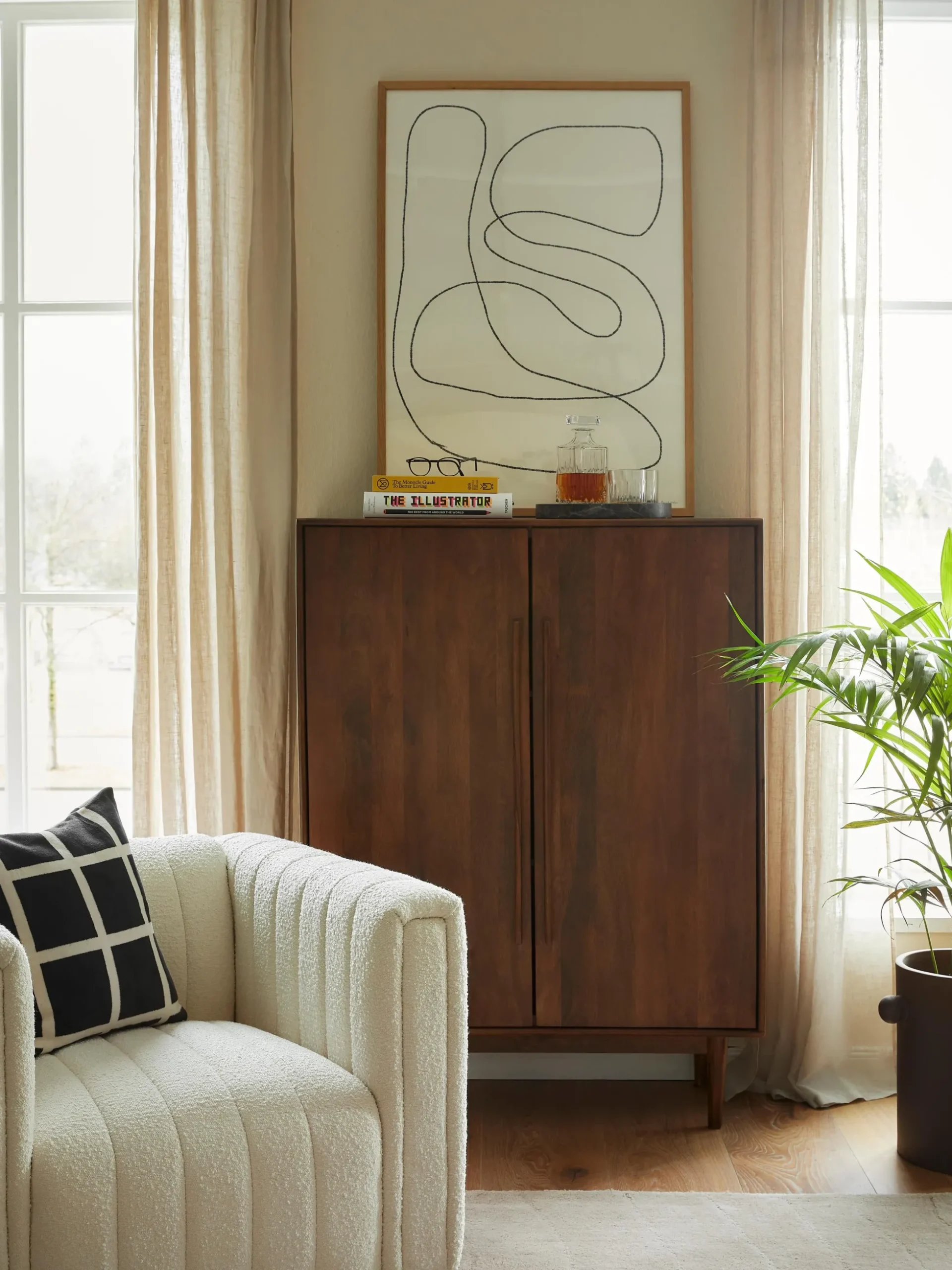 Credenza alta in legno di mango Paul