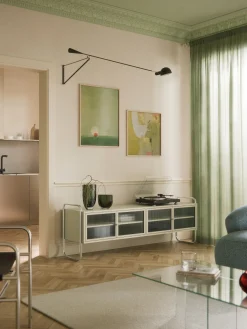 Credenza bassa in metallo con frontale in vetro Robyn