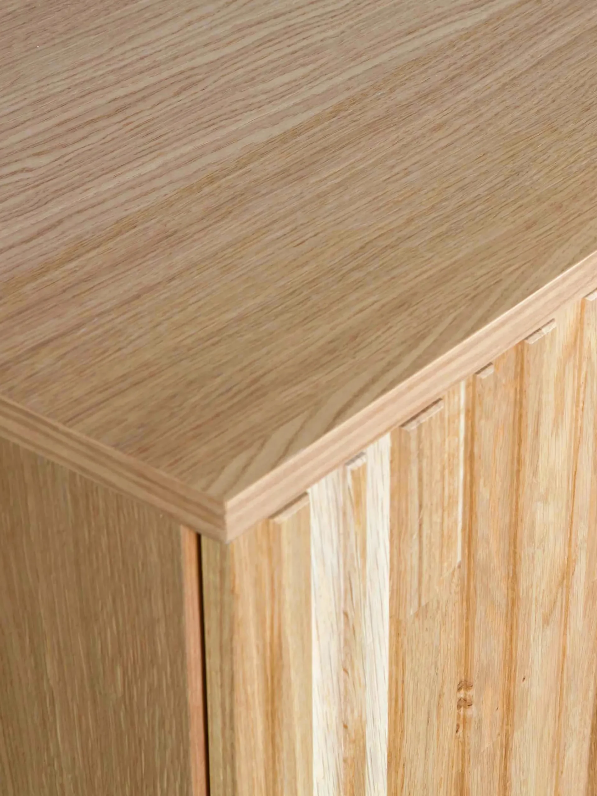 Credenza con frontale in legno di frassino scanalato Avourio