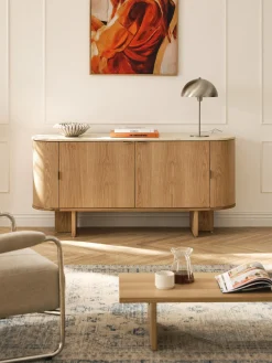 Credenza in legno con angoli arrotondati e piano in travertino Zumi