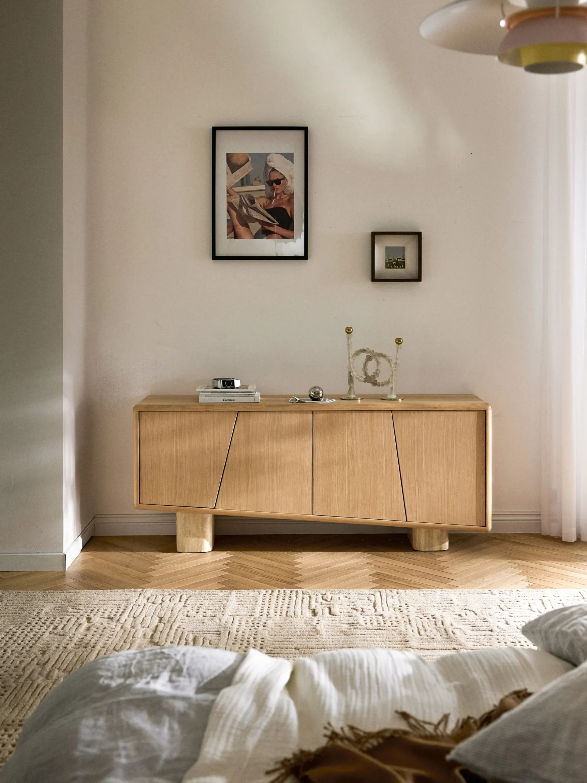 Credenza in legno con gambe in travertino Tundra