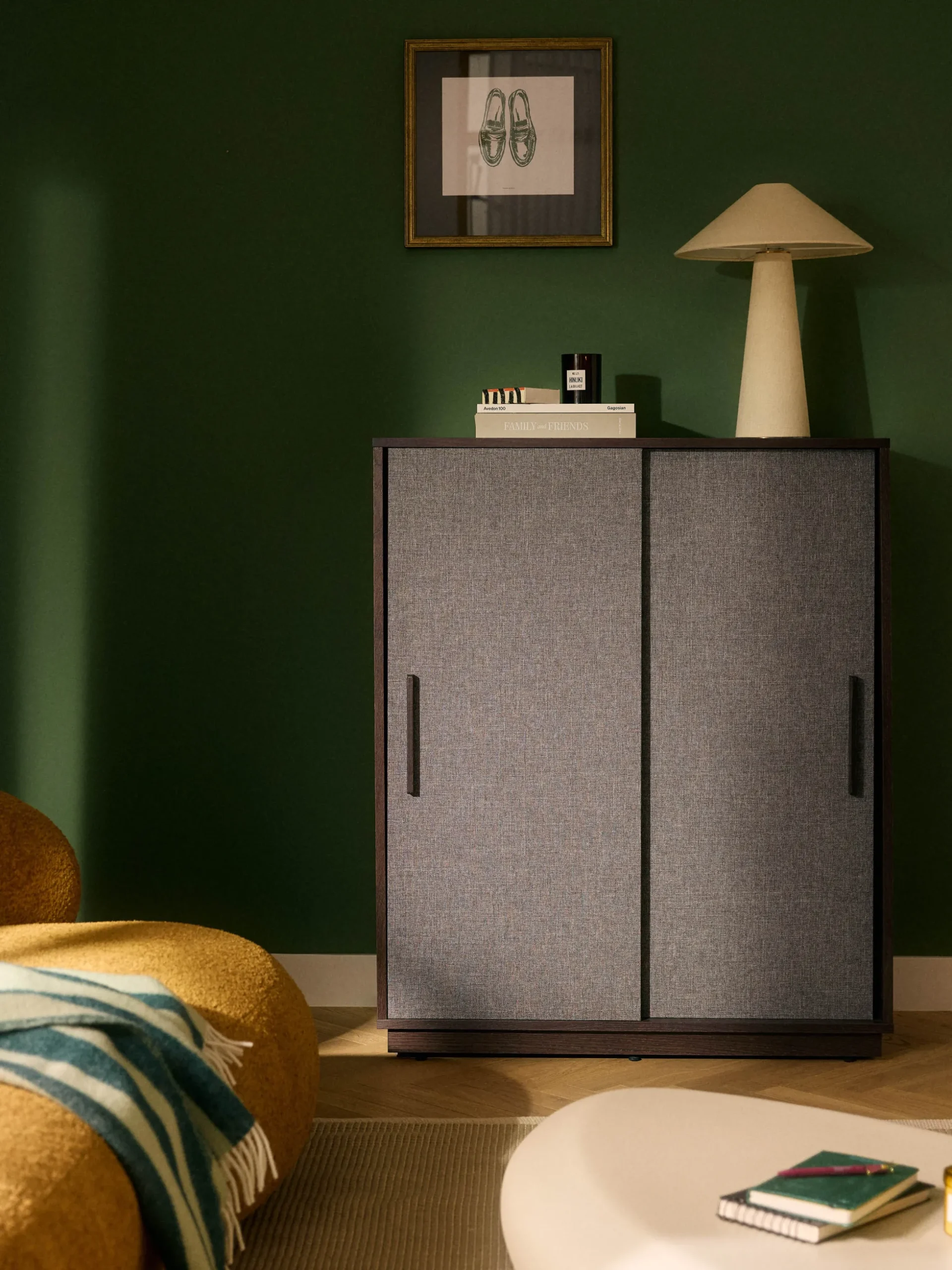 Credenza alta in legno con frontale imbottito Wisp