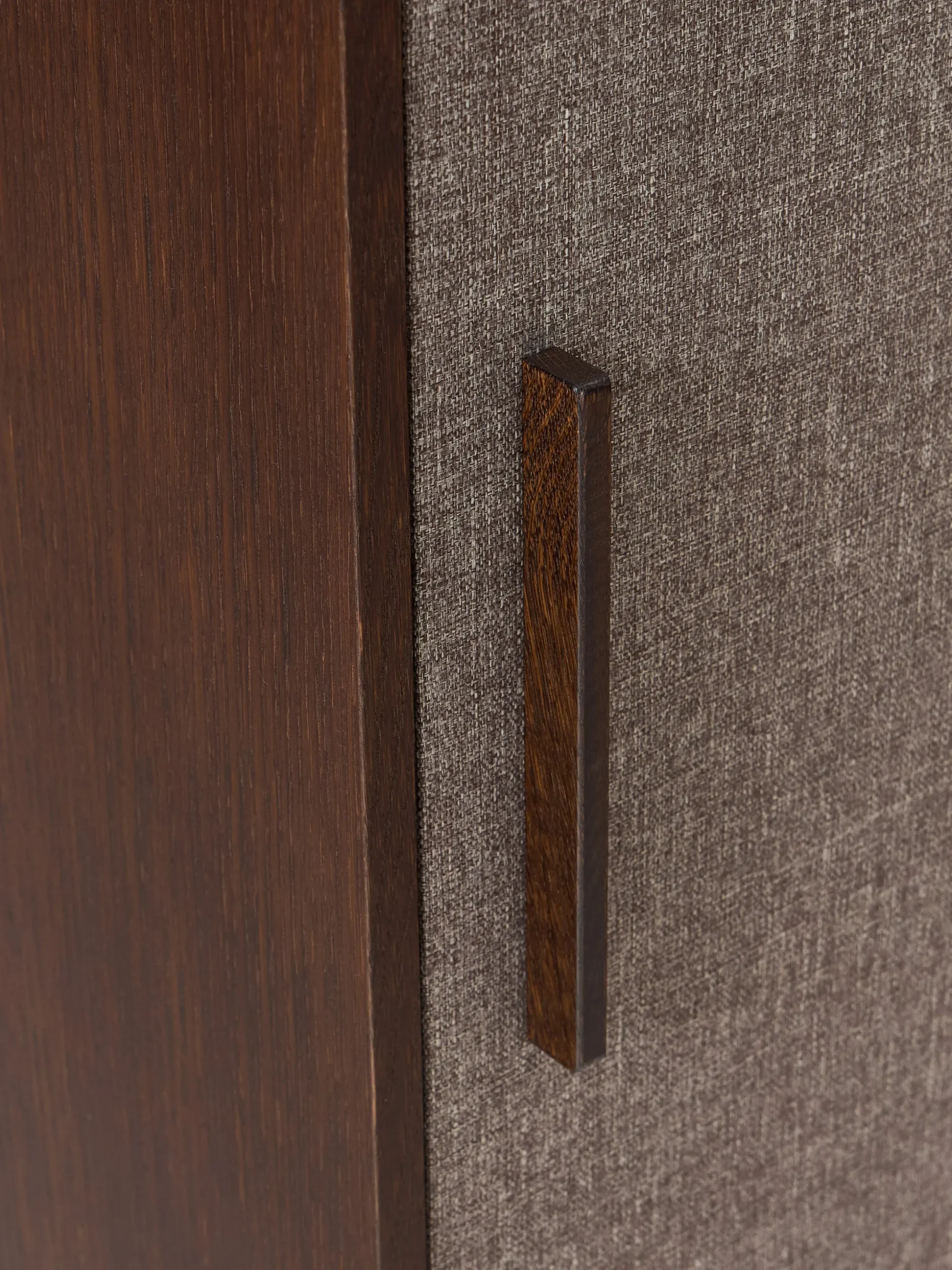 Credenza alta in legno con frontale imbottito Wisp