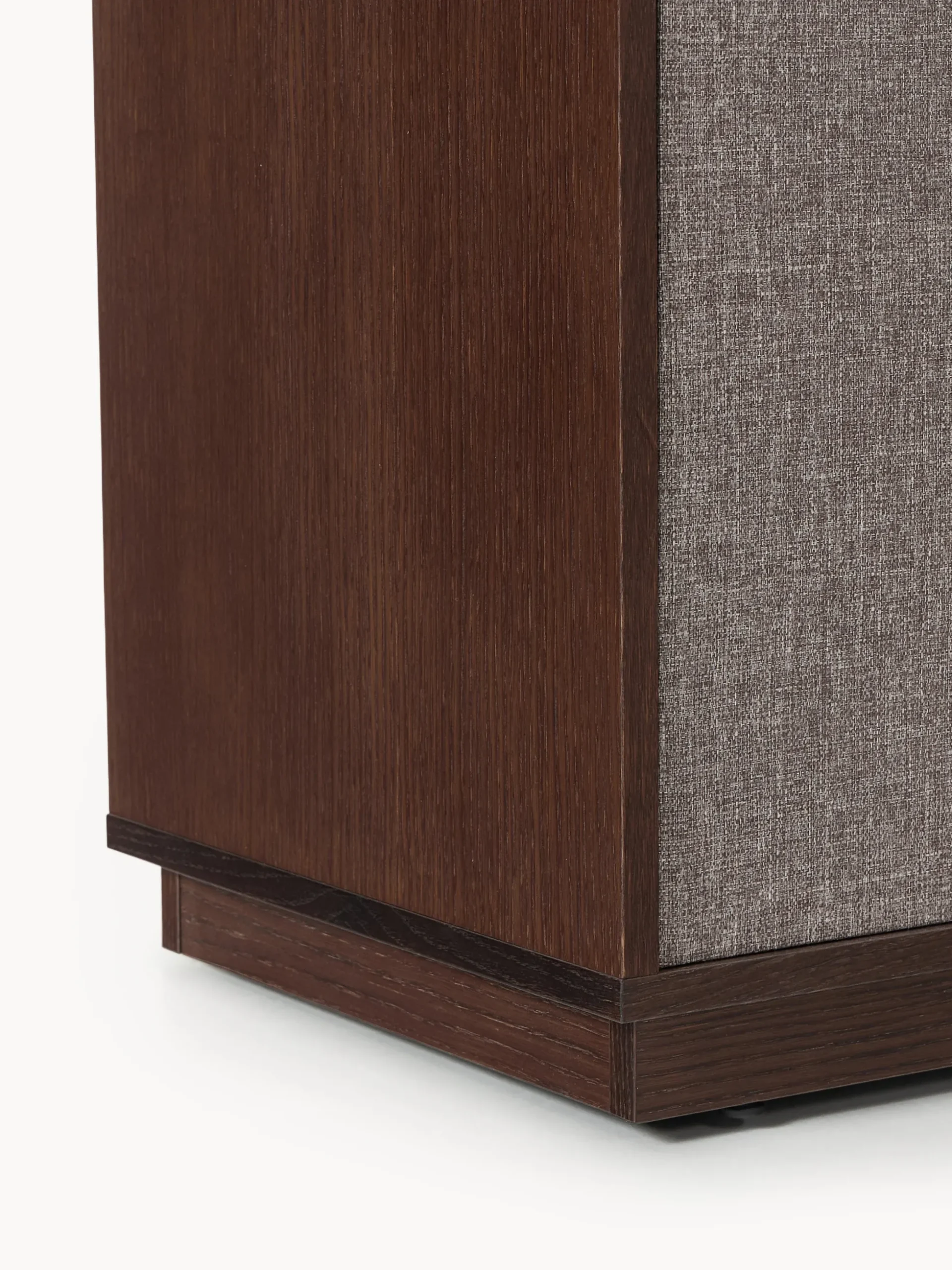 Credenza alta in legno con frontale imbottito Wisp