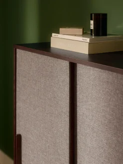 Credenza alta in legno con frontale imbottito Wisp