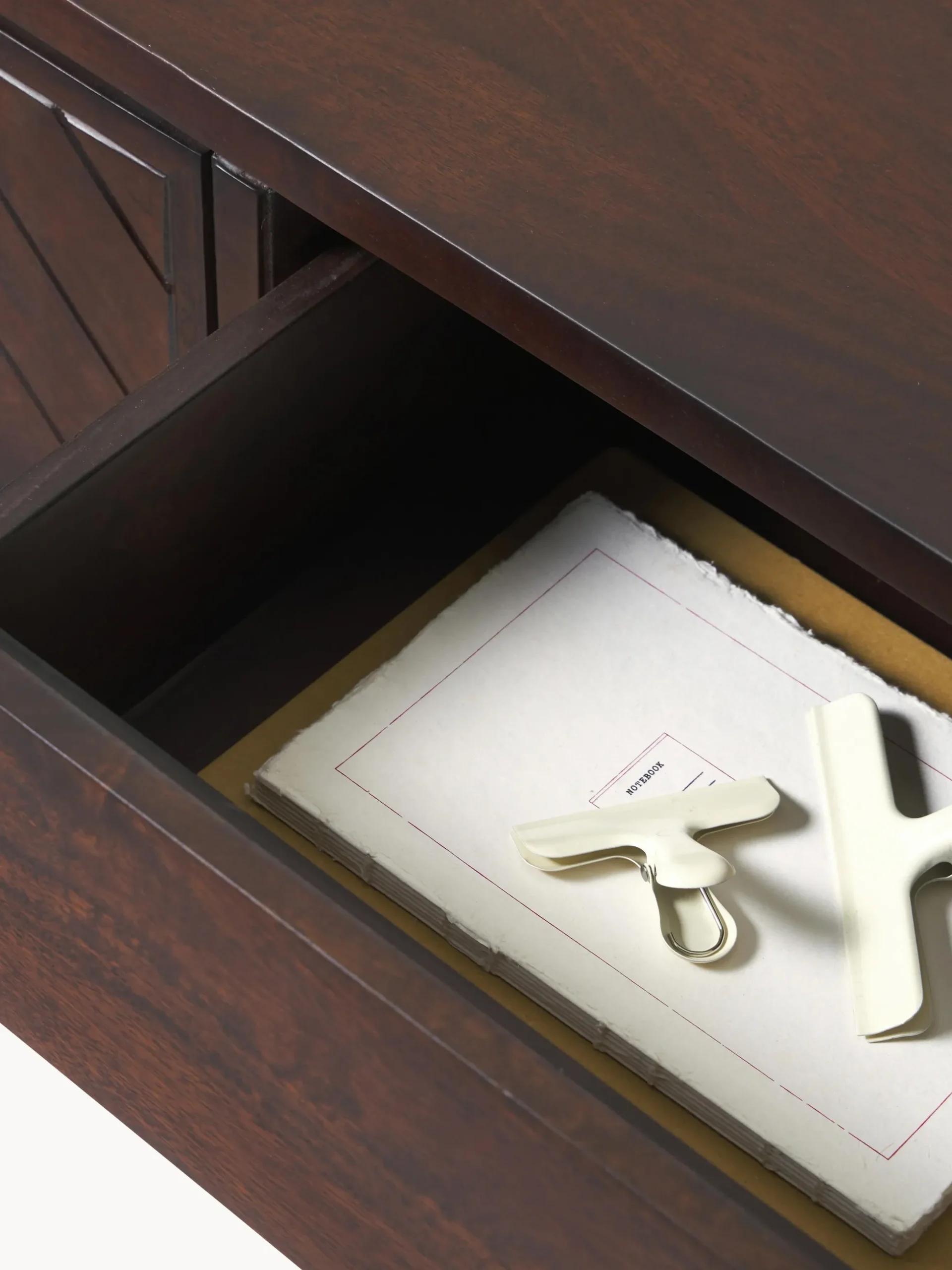 Credenza bassa in legno di mango con motivo a spina di pesce Luca