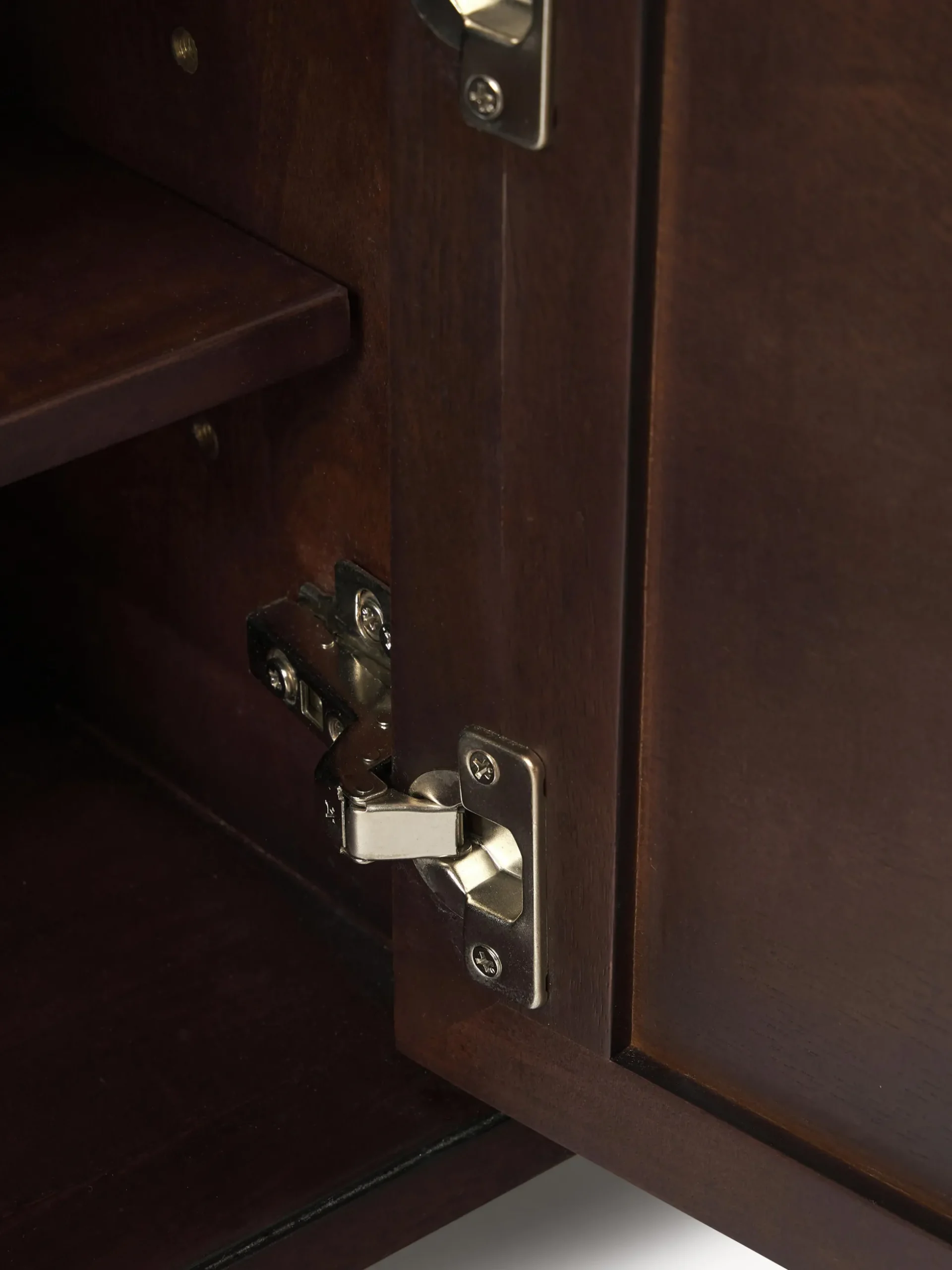Credenza bassa in legno di mango con motivo a spina di pesce Luca