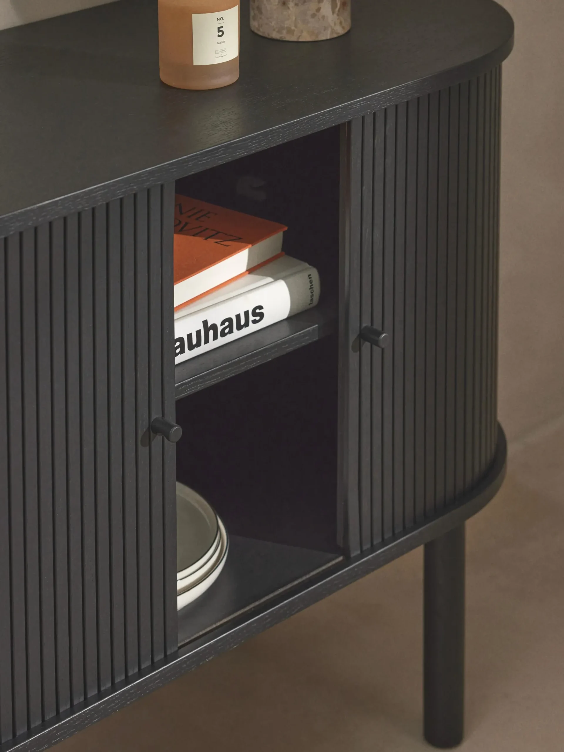 Credenza piccola con frontale millerighe Calary