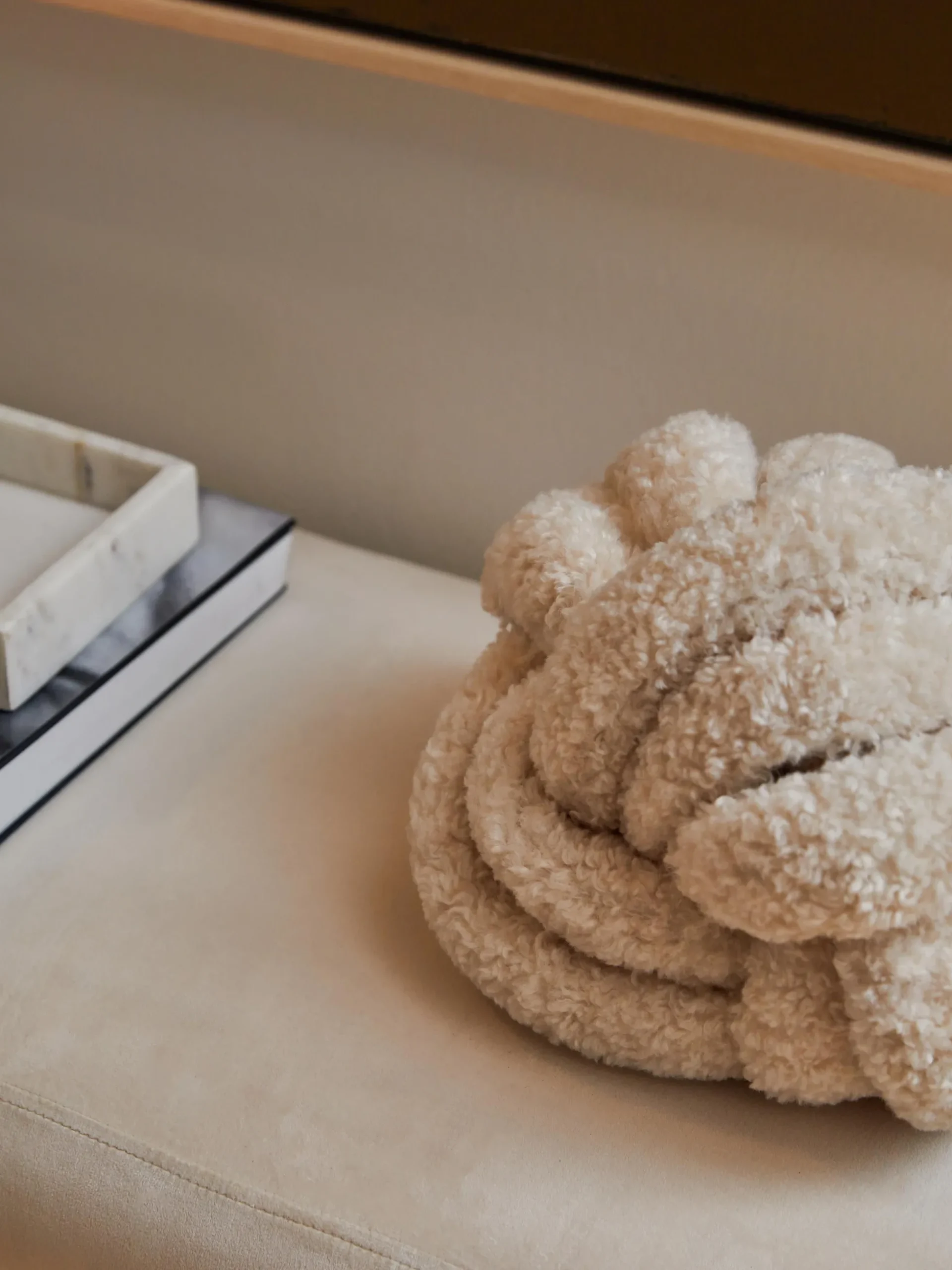 Cuscino annodato in tessuto teddy Dotty