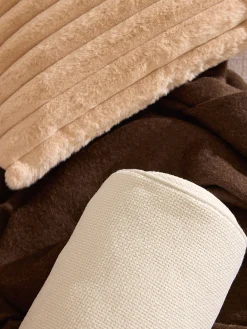 Cuscino rullo in bouclé con bordino Aya
