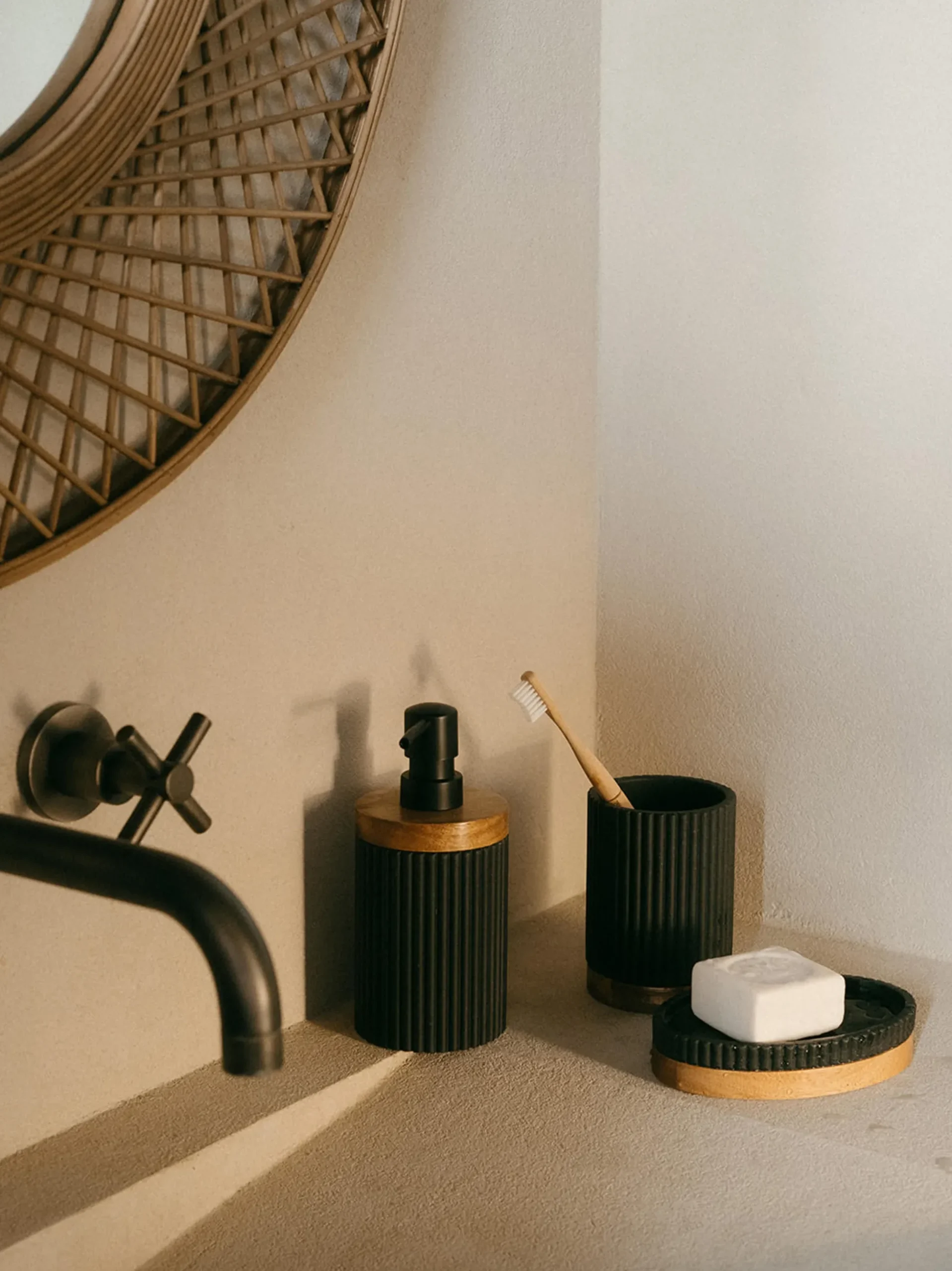 Dispenser sapone con dettaglio in legno Laura