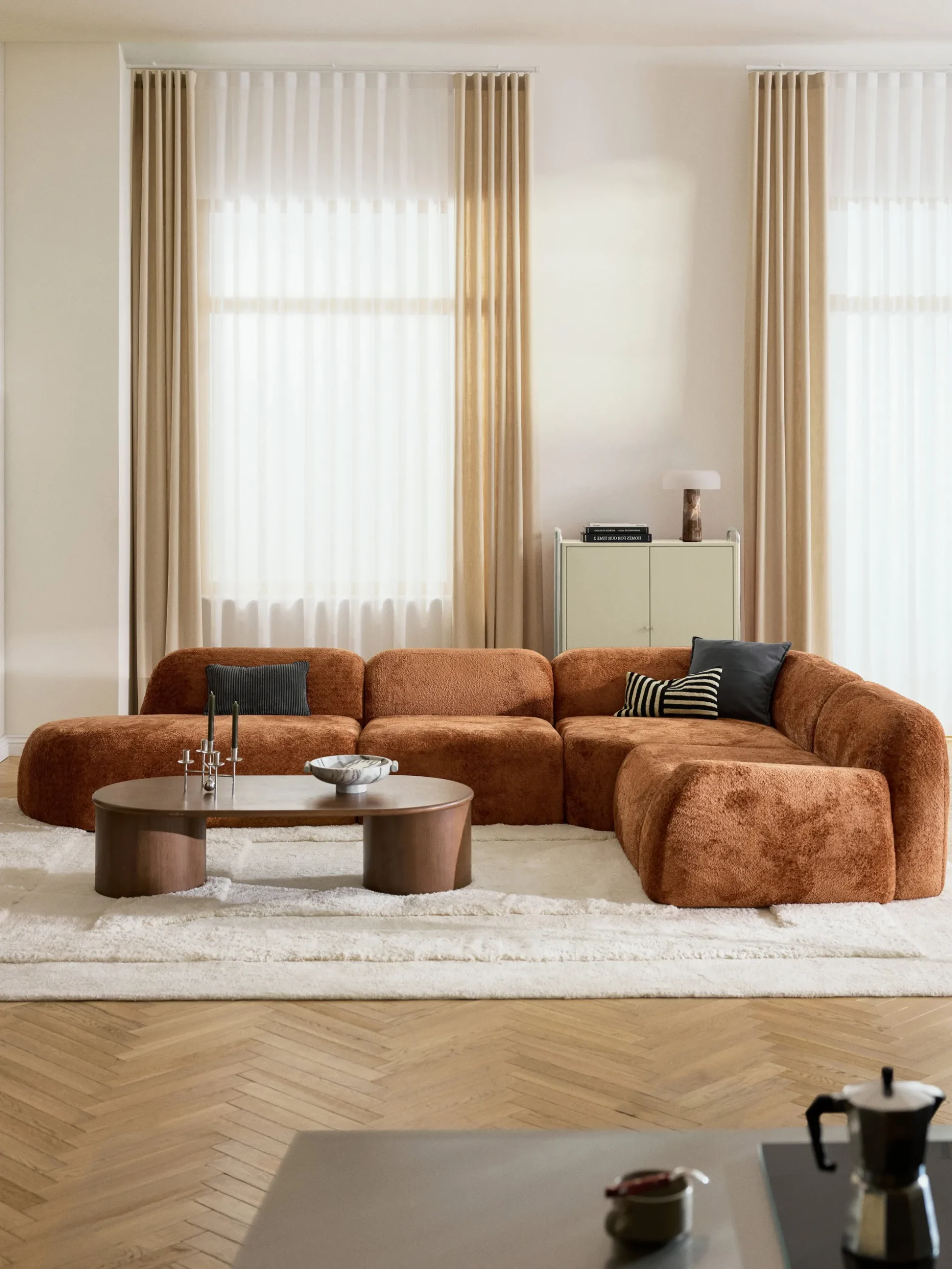 Divano angolare componibile 4 posti con chaise longue in teddy bouclé Wolke