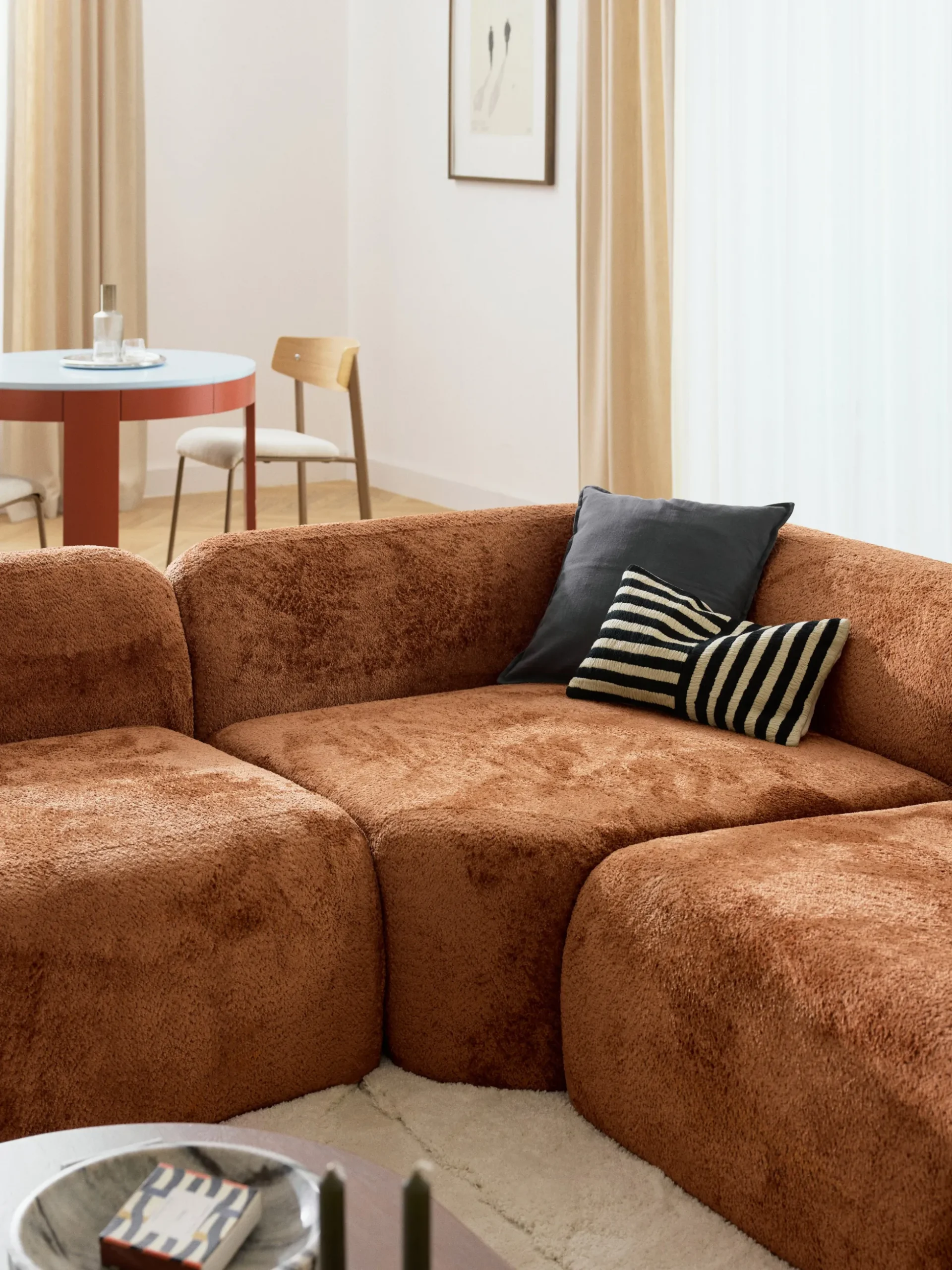 Divano angolare componibile 4 posti con chaise longue in teddy bouclé Wolke