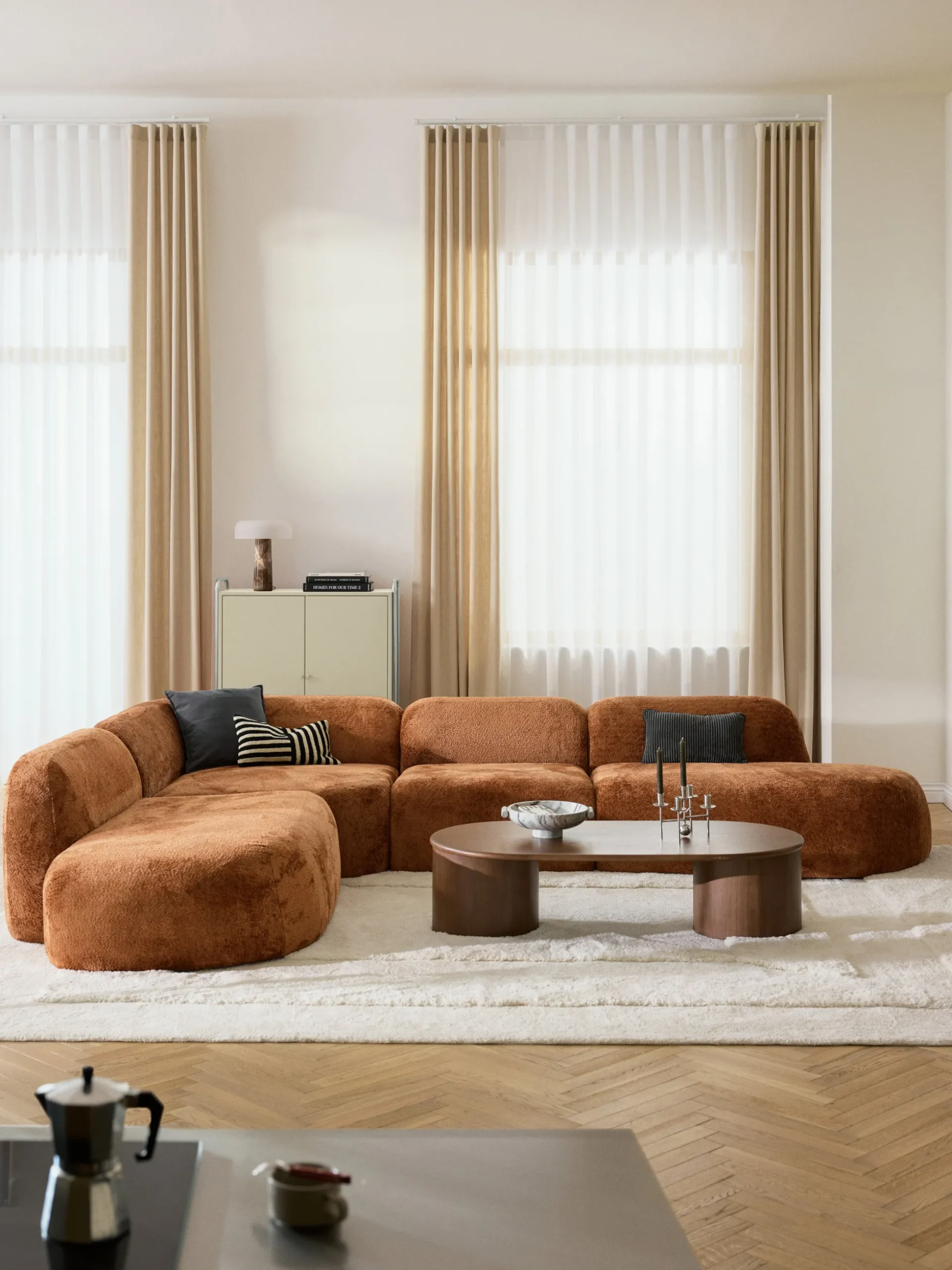 Divano angolare componibile 4 posti con chaise longue in teddy bouclé Wolke