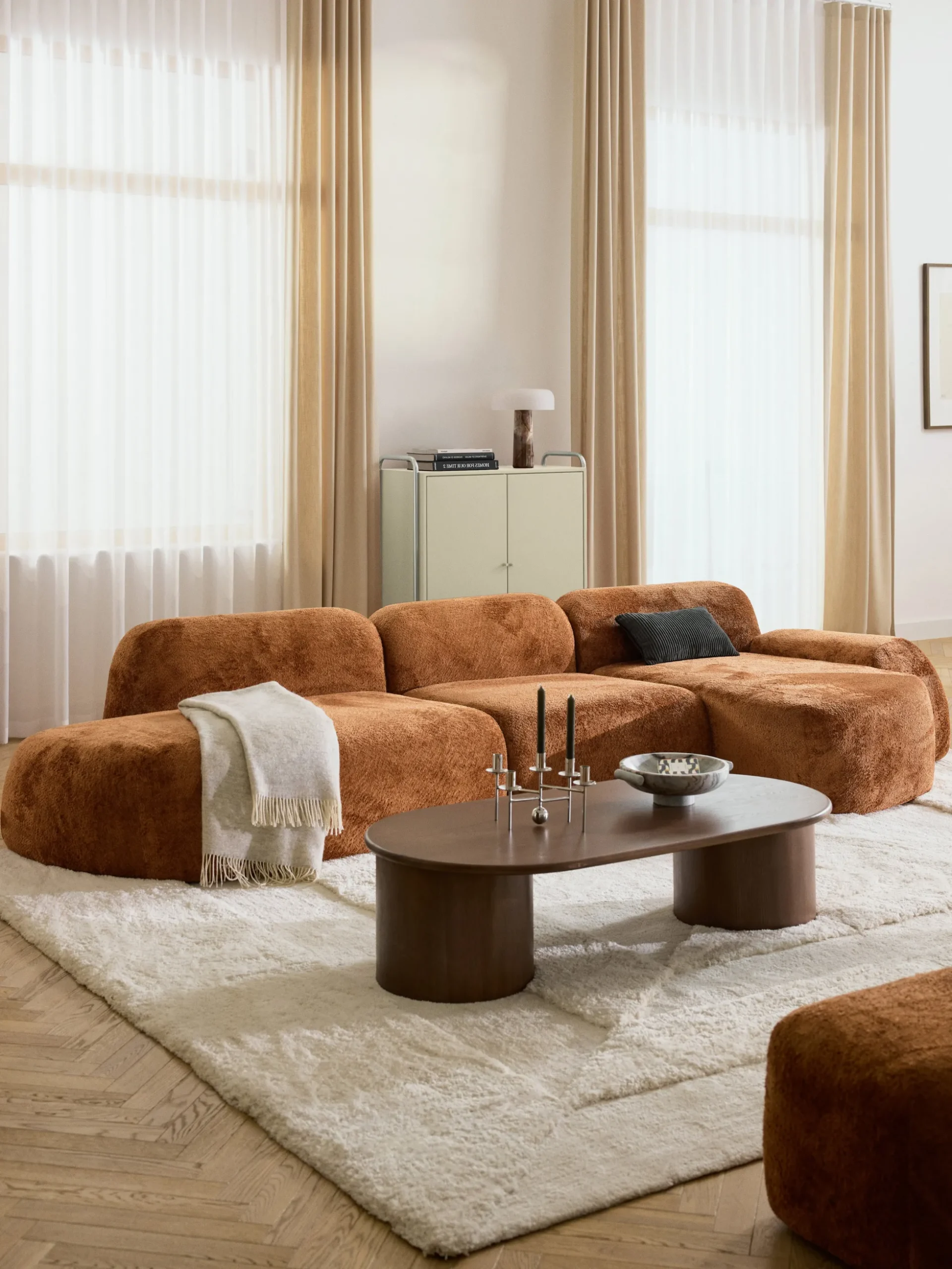 Divano angolare componibile 4 posti con chaise longue in teddy bouclé Wolke